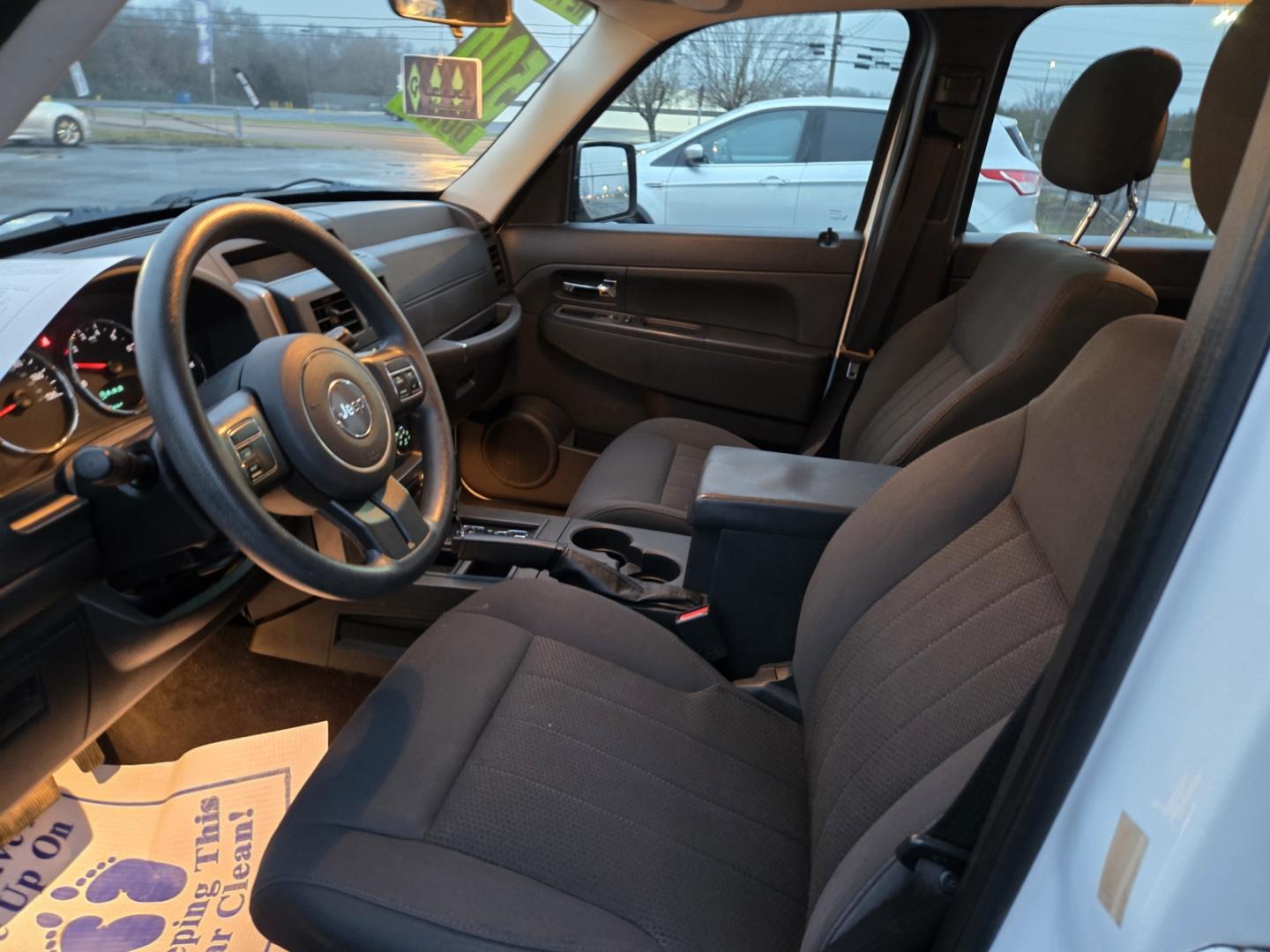 2012 WHITE /Gray Jeep Liberty Sport 2WD (1C4PJLAK9CW) with an 3.7L V6 SOHC 12V engine, 4-Speed Automatic transmission, located at 1221 Madison St., Shelbyville, TN, 37160, (931) 680-9439, 0.000000, 0.000000 - Photo#5