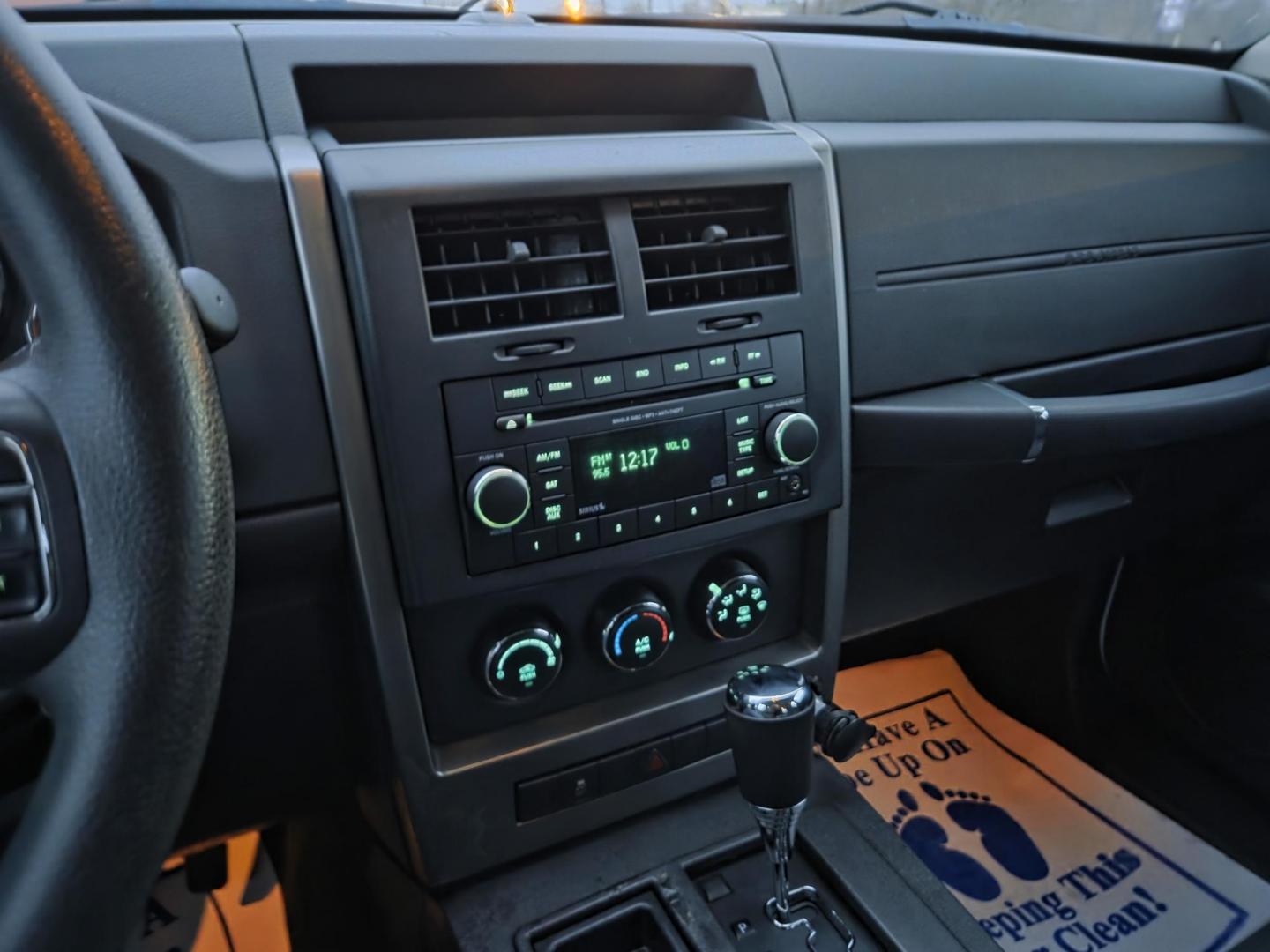 2012 WHITE /Gray Jeep Liberty Sport 2WD (1C4PJLAK9CW) with an 3.7L V6 SOHC 12V engine, 4-Speed Automatic transmission, located at 1221 Madison St., Shelbyville, TN, 37160, (931) 680-9439, 0.000000, 0.000000 - Photo#6