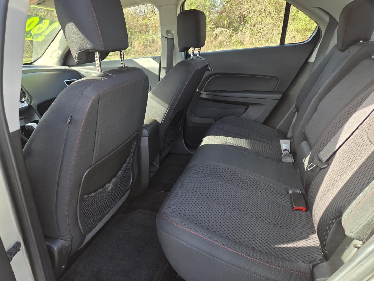 2015 SILVER /Black Chevrolet Equinox LS 2WD (1GNALAEK1FZ) with an 2.4L L4 DOHC 16V FFV engine, 6-Speed Automatic transmission, located at 1221 Madison St., Shelbyville, TN, 37160, (931) 680-9439, 0.000000, 0.000000 - Photo#4