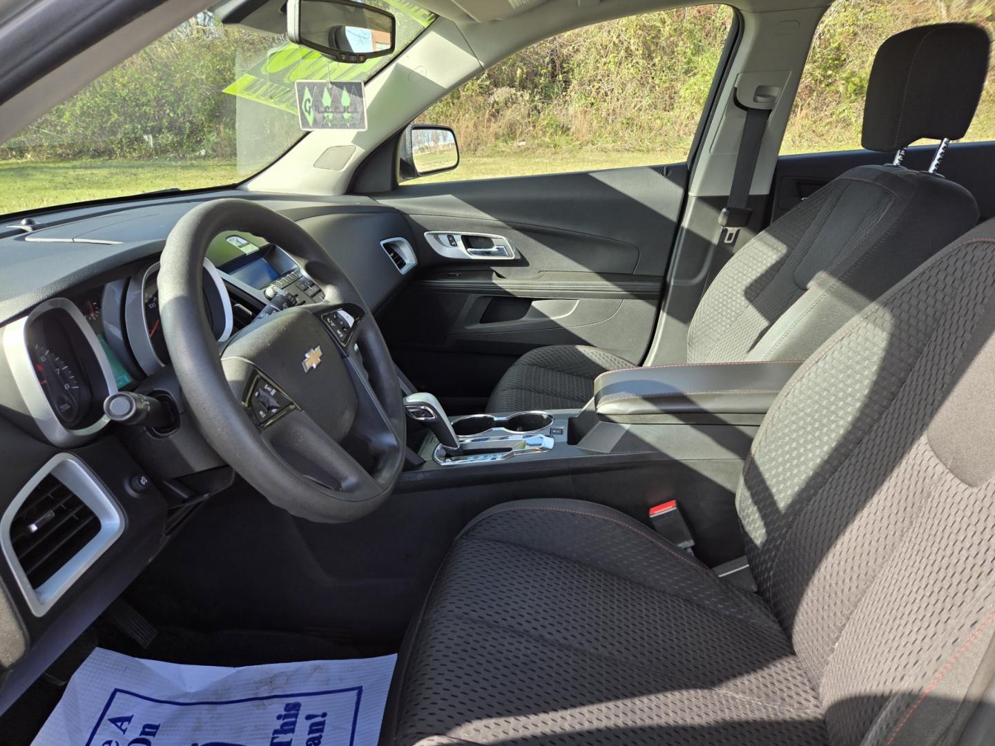 2015 SILVER /Black Chevrolet Equinox LS 2WD (1GNALAEK1FZ) with an 2.4L L4 DOHC 16V FFV engine, 6-Speed Automatic transmission, located at 1221 Madison St., Shelbyville, TN, 37160, (931) 680-9439, 0.000000, 0.000000 - Photo#5