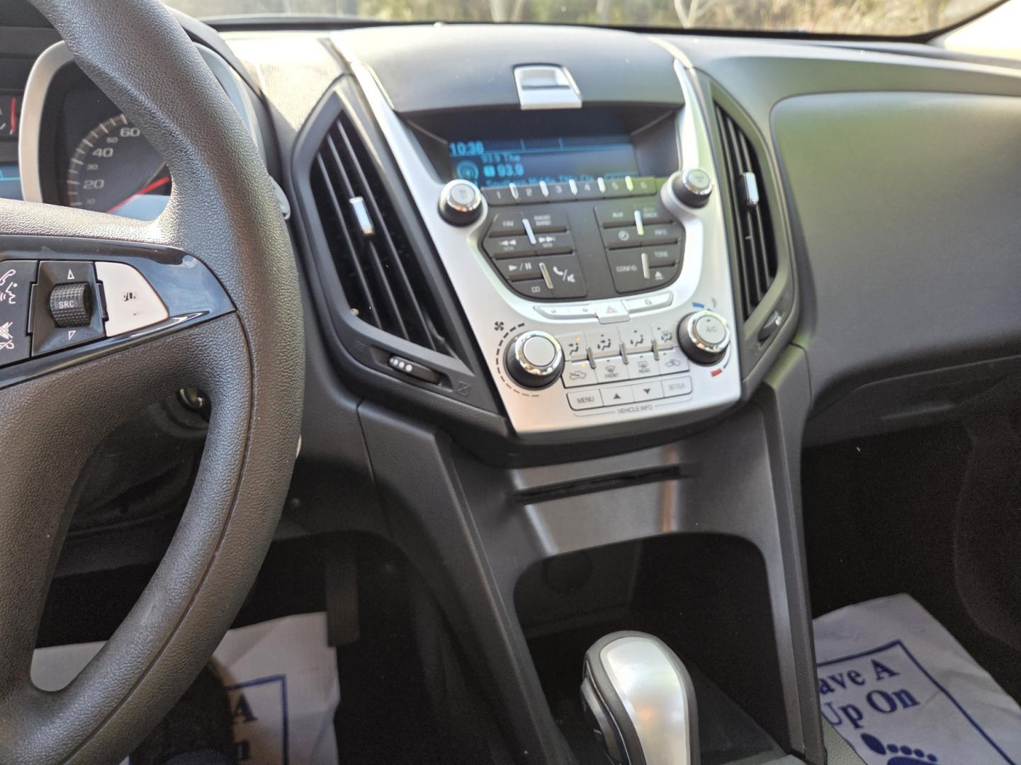 2015 SILVER /Black Chevrolet Equinox LS 2WD (1GNALAEK1FZ) with an 2.4L L4 DOHC 16V FFV engine, 6-Speed Automatic transmission, located at 1221 Madison St., Shelbyville, TN, 37160, (931) 680-9439, 0.000000, 0.000000 - Photo#6