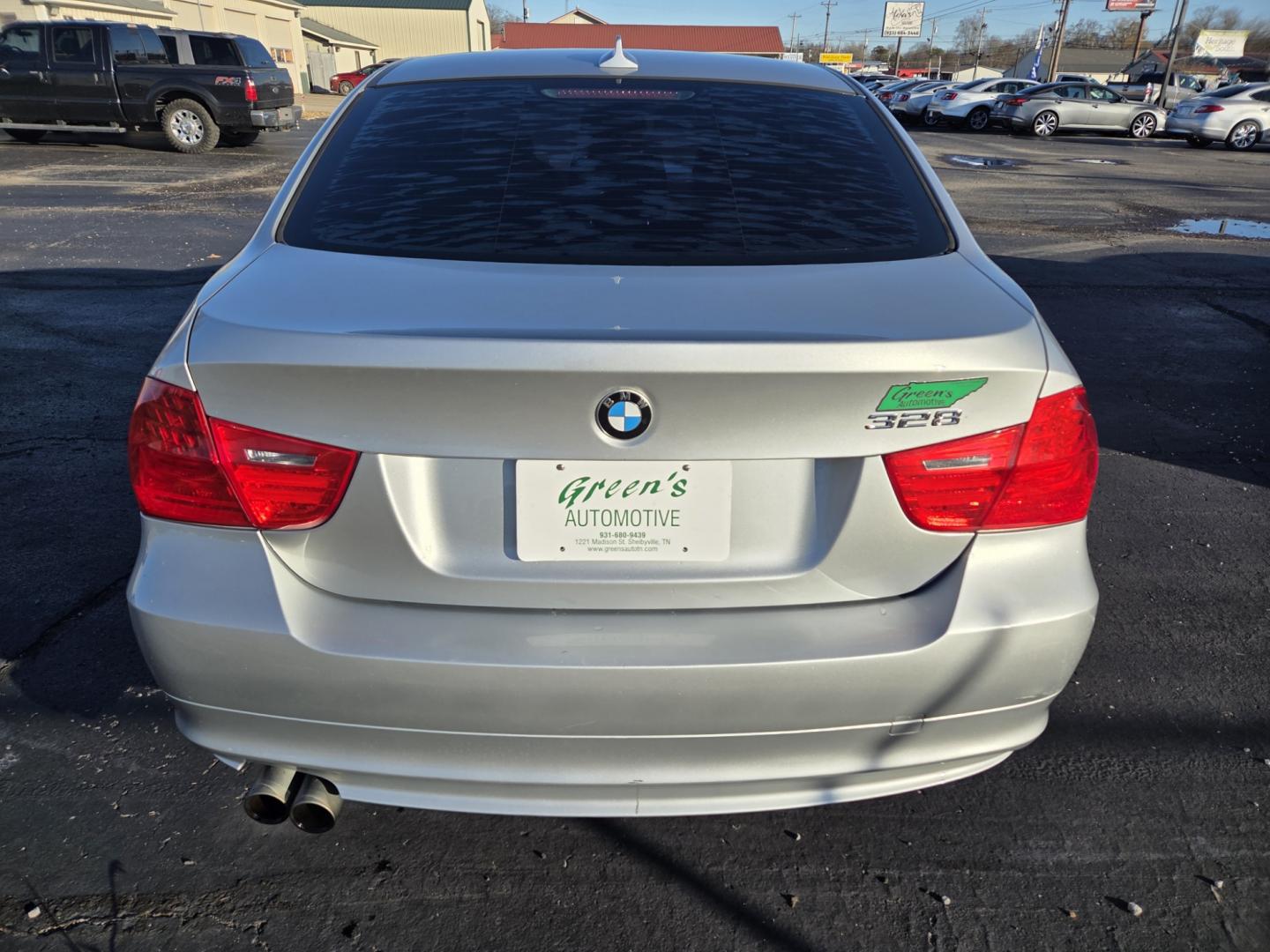 2011 SILVER /Black BMW 3-Series 328i (WBAPH5C54BA) with an 3.0L L6 DOHC 24V engine, Automatic transmission, located at 1221 Madison St., Shelbyville, TN, 37160, (931) 680-9439, 0.000000, 0.000000 - Photo#2