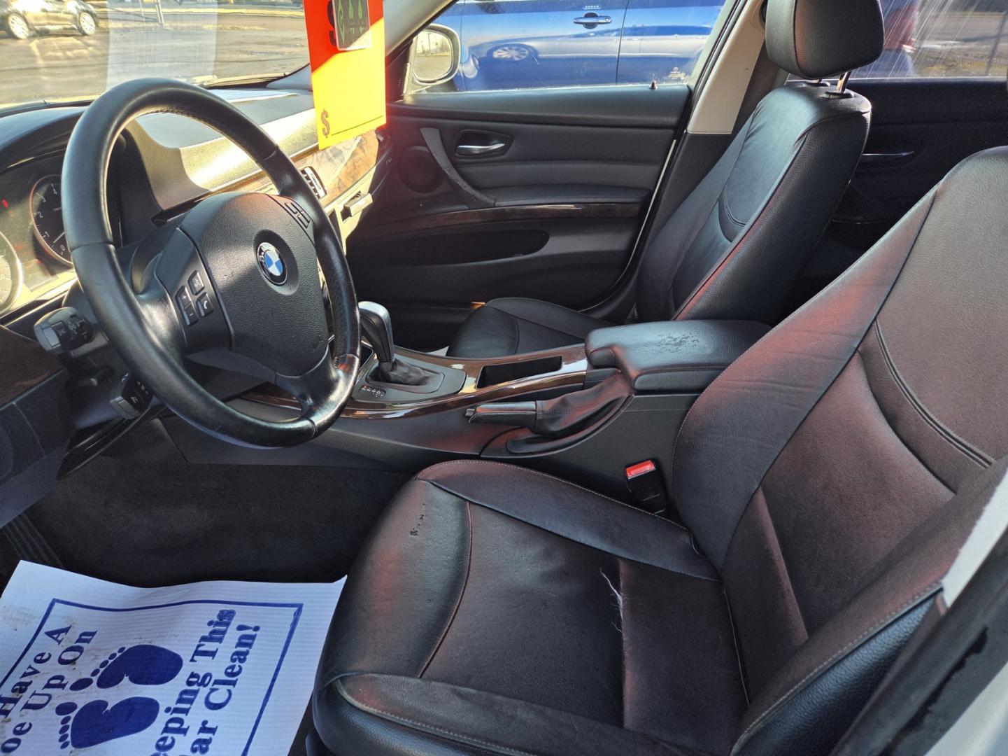 2011 SILVER /Black BMW 3-Series 328i (WBAPH5C54BA) with an 3.0L L6 DOHC 24V engine, Automatic transmission, located at 1221 Madison St., Shelbyville, TN, 37160, (931) 680-9439, 0.000000, 0.000000 - Photo#4