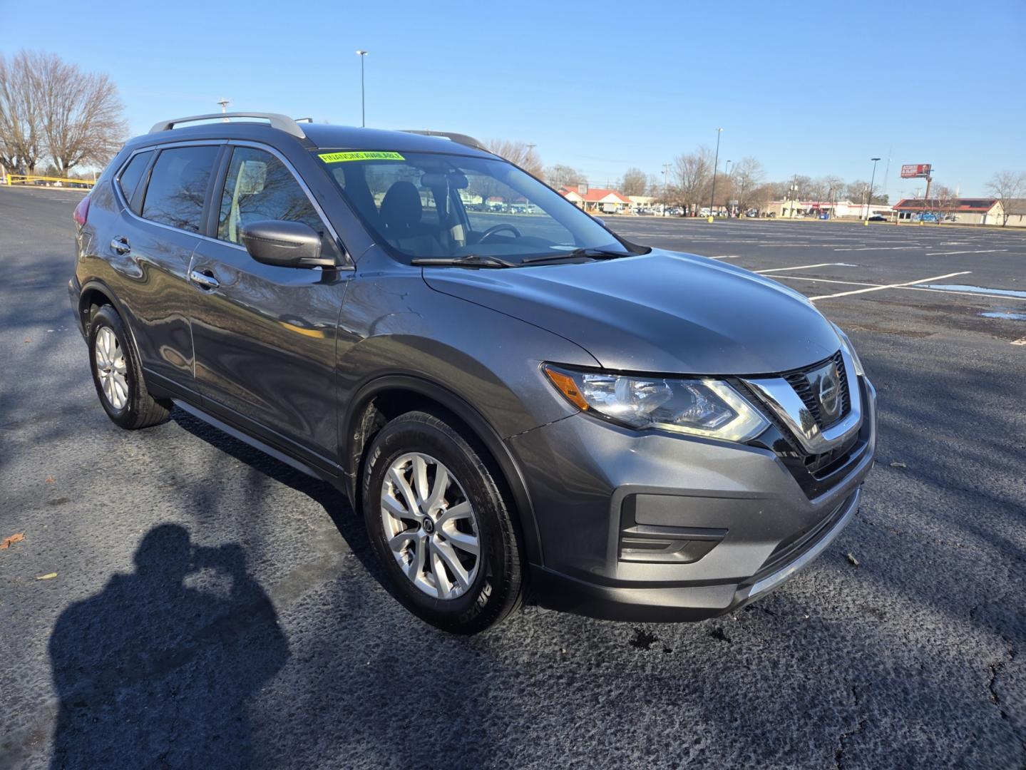 2017 Gray /Black Nissan Rogue SV 2WD (5N1AT2MT4HC) with an 2.5L L4 DOHC 16V engine, CVT transmission, located at 1221 Madison St., Shelbyville, TN, 37160, (931) 680-9439, 0.000000, 0.000000 - Photo#1