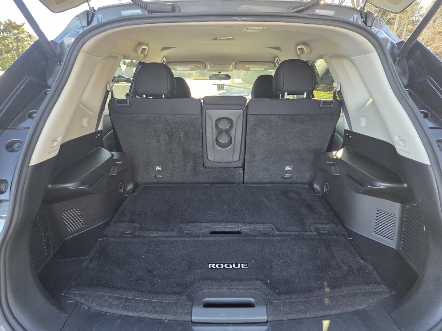 2017 Gray /Black Nissan Rogue SV 2WD (5N1AT2MT4HC) with an 2.5L L4 DOHC 16V engine, CVT transmission, located at 1221 Madison St., Shelbyville, TN, 37160, (931) 680-9439, 0.000000, 0.000000 - Photo#3