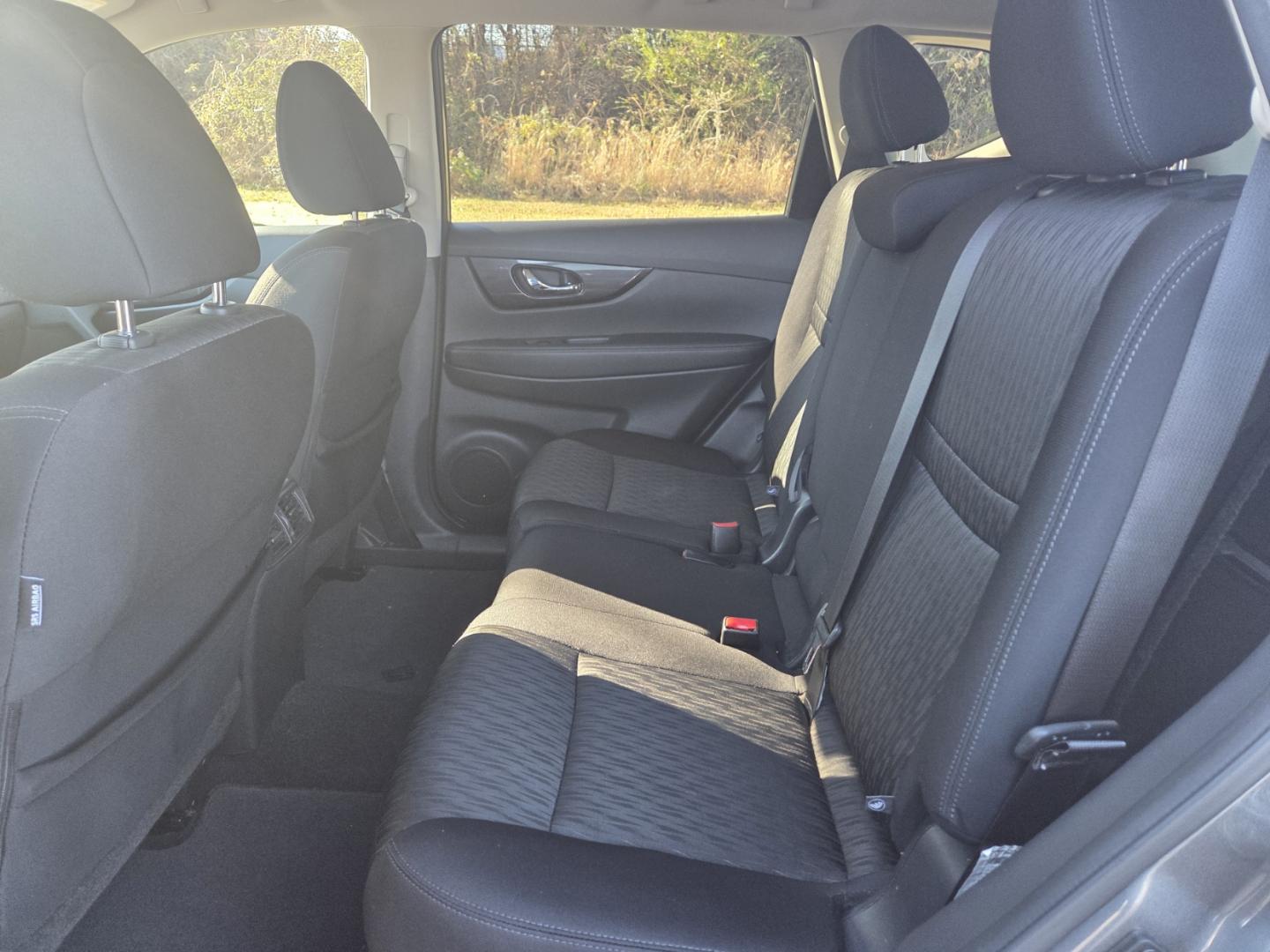 2017 Gray /Black Nissan Rogue SV 2WD (5N1AT2MT4HC) with an 2.5L L4 DOHC 16V engine, CVT transmission, located at 1221 Madison St., Shelbyville, TN, 37160, (931) 680-9439, 0.000000, 0.000000 - Photo#4