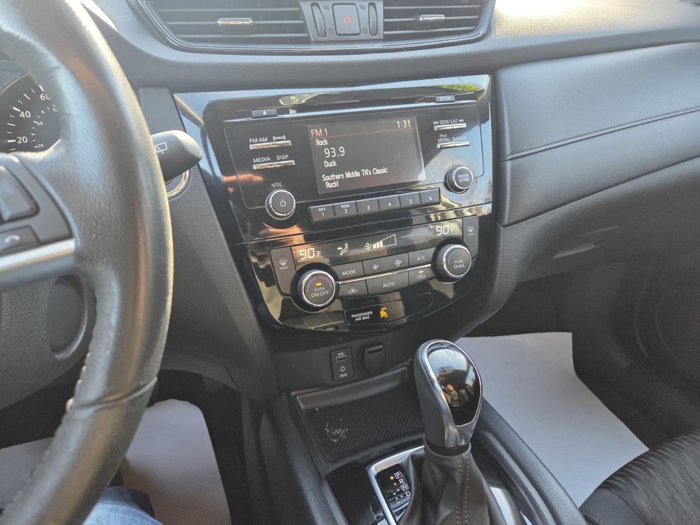 2017 Gray /Black Nissan Rogue SV 2WD (5N1AT2MT4HC) with an 2.5L L4 DOHC 16V engine, CVT transmission, located at 1221 Madison St., Shelbyville, TN, 37160, (931) 680-9439, 0.000000, 0.000000 - Photo#7