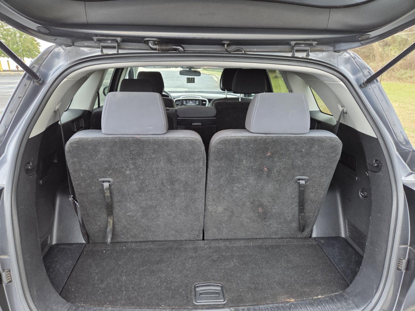 2016 Gray /Black Kia Sorento LX V6 2WD (5XYPG4A5XGG) with an 3.3L V6 DOHC 24V engine, 6-Speed Automatic transmission, located at 1221 Madison St., Shelbyville, TN, 37160, (931) 680-9439, 0.000000, 0.000000 - Photo#3