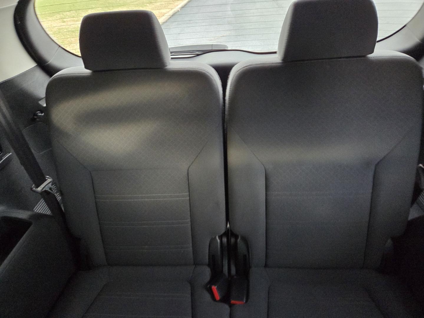 2016 Gray /Black Kia Sorento LX V6 2WD (5XYPG4A5XGG) with an 3.3L V6 DOHC 24V engine, 6-Speed Automatic transmission, located at 1221 Madison St., Shelbyville, TN, 37160, (931) 680-9439, 0.000000, 0.000000 - Photo#4