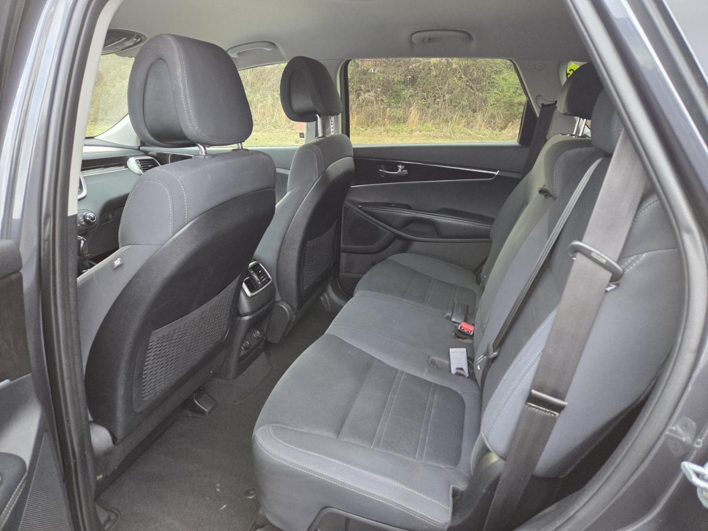 2016 Gray /Black Kia Sorento LX V6 2WD (5XYPG4A5XGG) with an 3.3L V6 DOHC 24V engine, 6-Speed Automatic transmission, located at 1221 Madison St., Shelbyville, TN, 37160, (931) 680-9439, 0.000000, 0.000000 - Photo#5