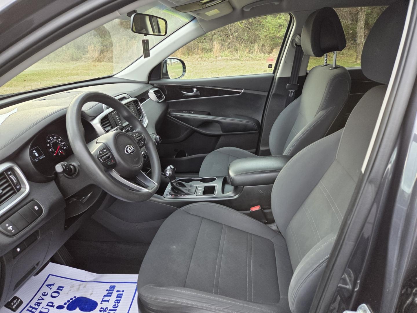 2016 Gray /Black Kia Sorento LX V6 2WD (5XYPG4A5XGG) with an 3.3L V6 DOHC 24V engine, 6-Speed Automatic transmission, located at 1221 Madison St., Shelbyville, TN, 37160, (931) 680-9439, 0.000000, 0.000000 - Photo#6