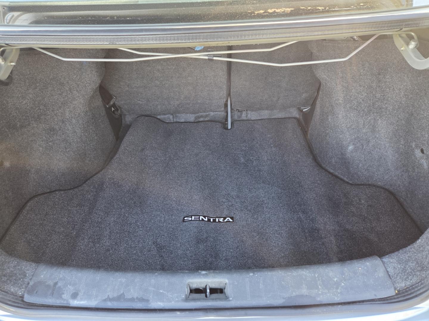 2015 Silver /Black Nissan Sentra SL (3N1AB7APXFY) with an 1.8L L4 SFI DOHC 16V engine, Automatic transmission, located at 1221 Madison St., Shelbyville, TN, 37160, (931) 680-9439, 0.000000, 0.000000 - Photo#3