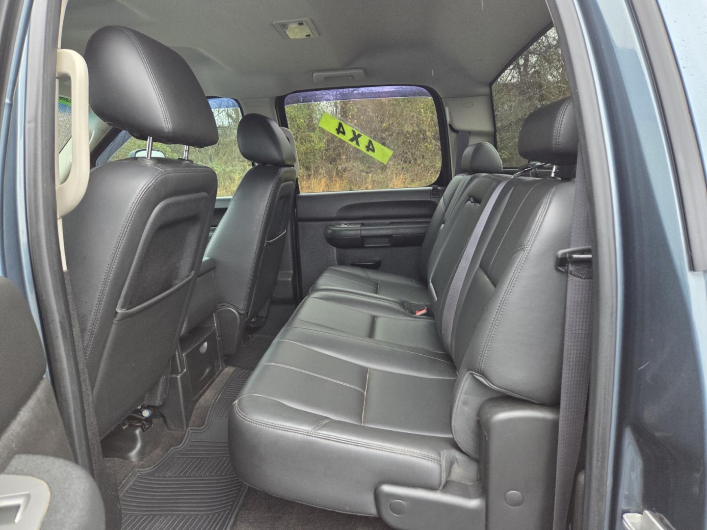 2014 Blue /Black Chevrolet Silverado 2500HD LT Crew Cab 4WD (1GC1KXC86EF) with an 6.6L V8 OHV 32V TURBO DIESEL engine, 6-Speed Automatic transmission, located at 1221 Madison St., Shelbyville, TN, 37160, (931) 680-9439, 0.000000, 0.000000 - Photo#4