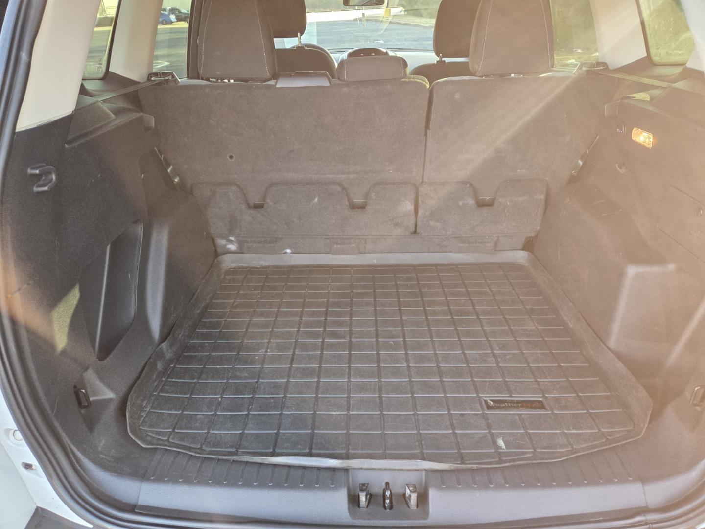 2019 WHITE /Gray Ford Escape S FWD (1FMCU0F75KU) with an 2.5L L4 DOHC 16V engine, 6A transmission, located at 1221 Madison St., Shelbyville, TN, 37160, (931) 680-9439, 0.000000, 0.000000 - Photo#3