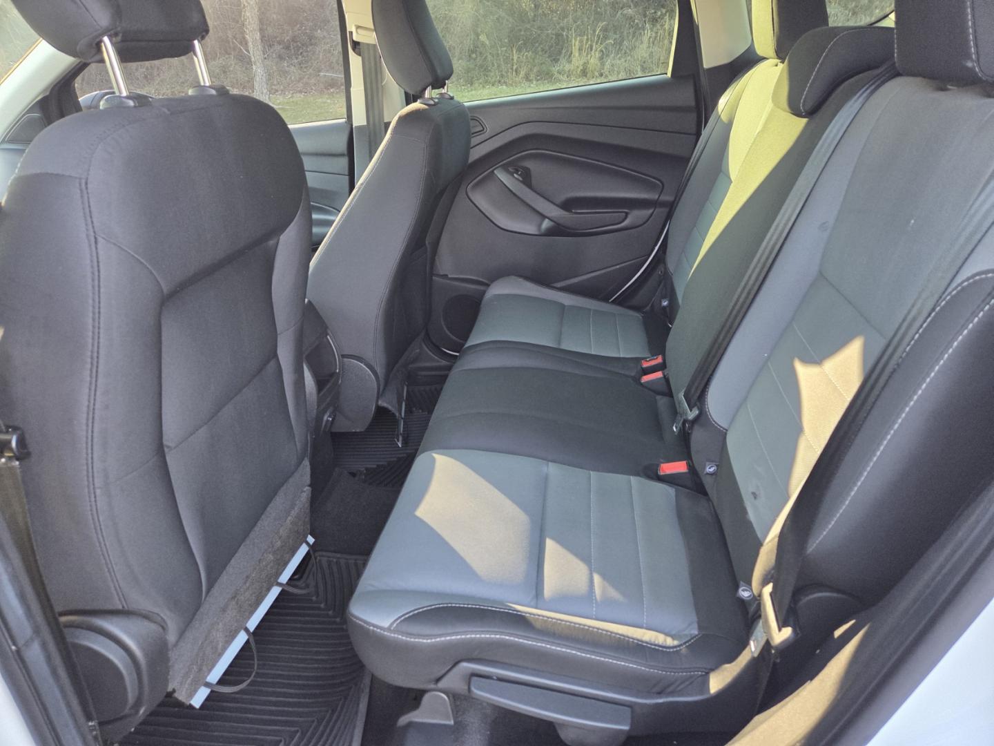 2019 WHITE /Gray Ford Escape S FWD (1FMCU0F75KU) with an 2.5L L4 DOHC 16V engine, 6A transmission, located at 1221 Madison St., Shelbyville, TN, 37160, (931) 680-9439, 0.000000, 0.000000 - Photo#4