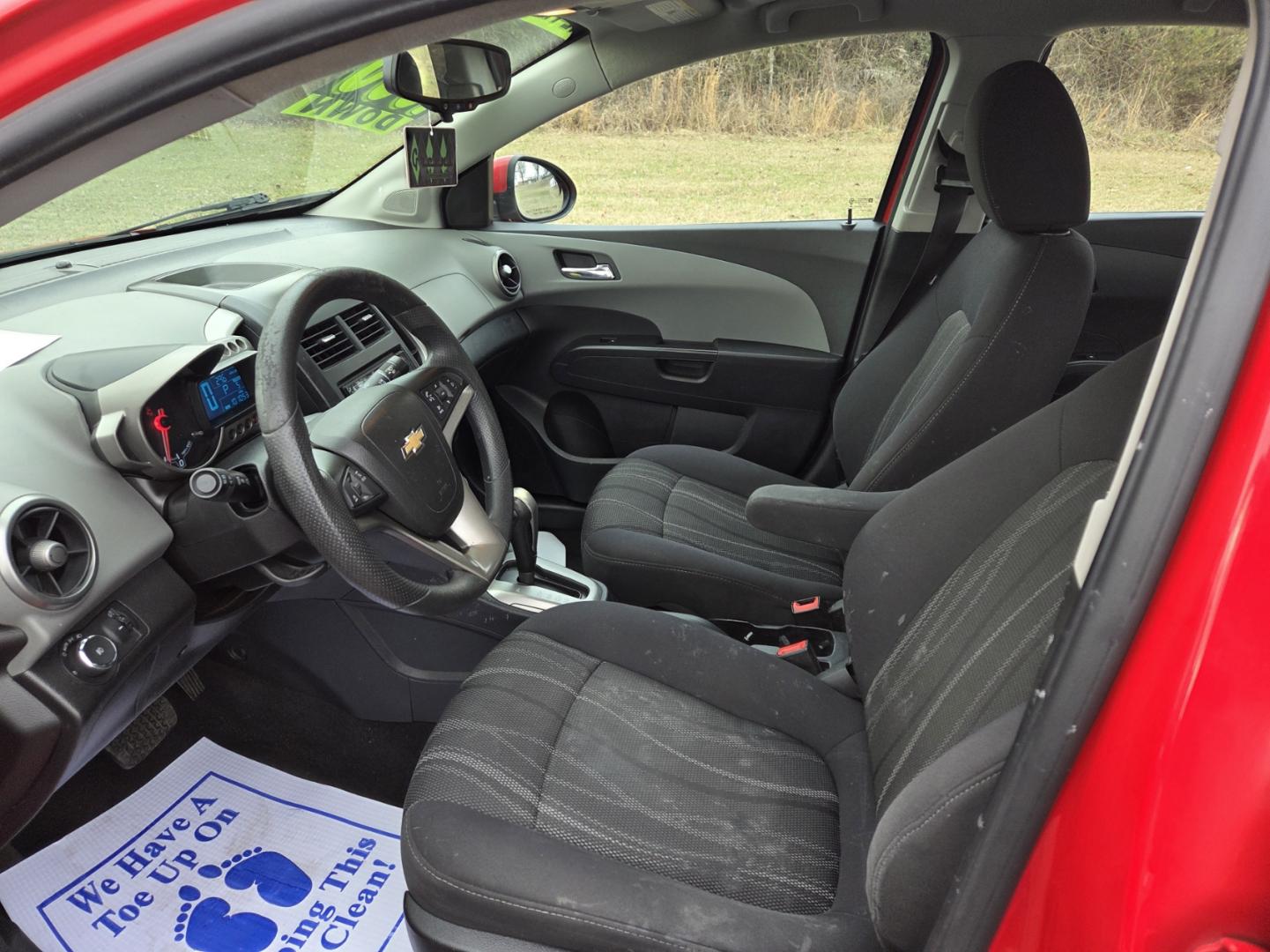 2014 RED /Gray Chevrolet Sonic LT Auto Sedan (1G1JC5SH8E4) with an 1.8L L4 DOHC 24V engine, 6-Speed Automatic transmission, located at 1221 Madison St., Shelbyville, TN, 37160, (931) 680-9439, 0.000000, 0.000000 - Photo#4