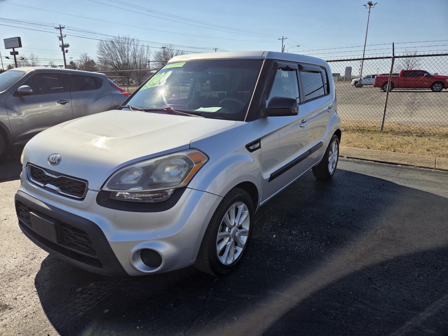 2013 SILVER /Black Kia Soul Base (KNDJT2A53D7) with an 1.6L L4 DOHC 16V engine, 5-Speed Manual transmission, located at 1221 Madison St., Shelbyville, TN, 37160, (931) 680-9439, 0.000000, 0.000000 - Photo#0