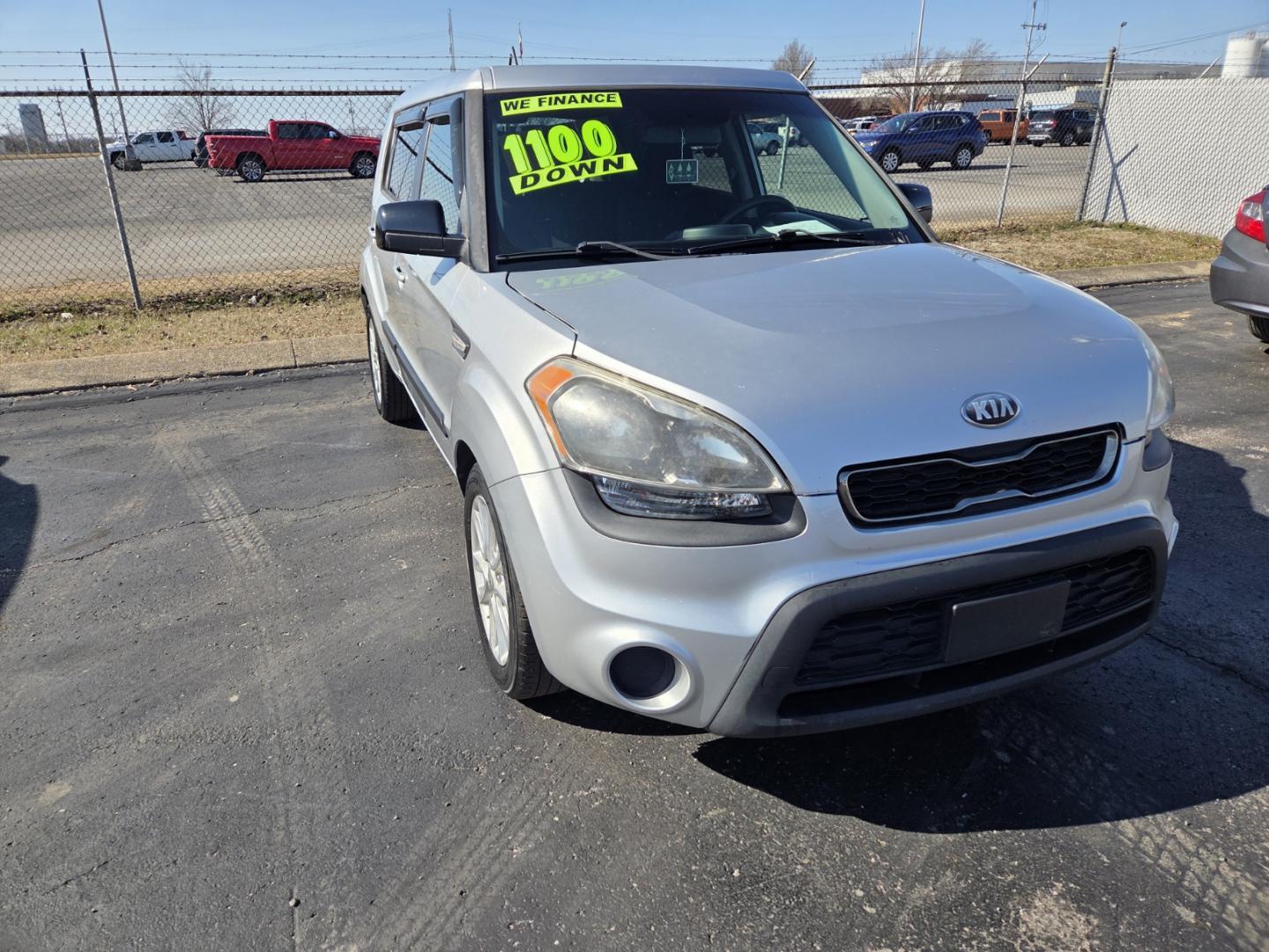 2013 SILVER /Black Kia Soul Base (KNDJT2A53D7) with an 1.6L L4 DOHC 16V engine, 5-Speed Manual transmission, located at 1221 Madison St., Shelbyville, TN, 37160, (931) 680-9439, 0.000000, 0.000000 - Photo#1
