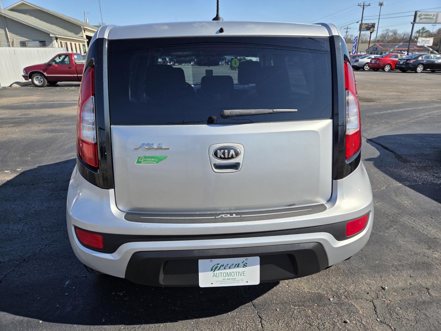 2013 SILVER /Black Kia Soul Base (KNDJT2A53D7) with an 1.6L L4 DOHC 16V engine, 5-Speed Manual transmission, located at 1221 Madison St., Shelbyville, TN, 37160, (931) 680-9439, 0.000000, 0.000000 - Photo#2