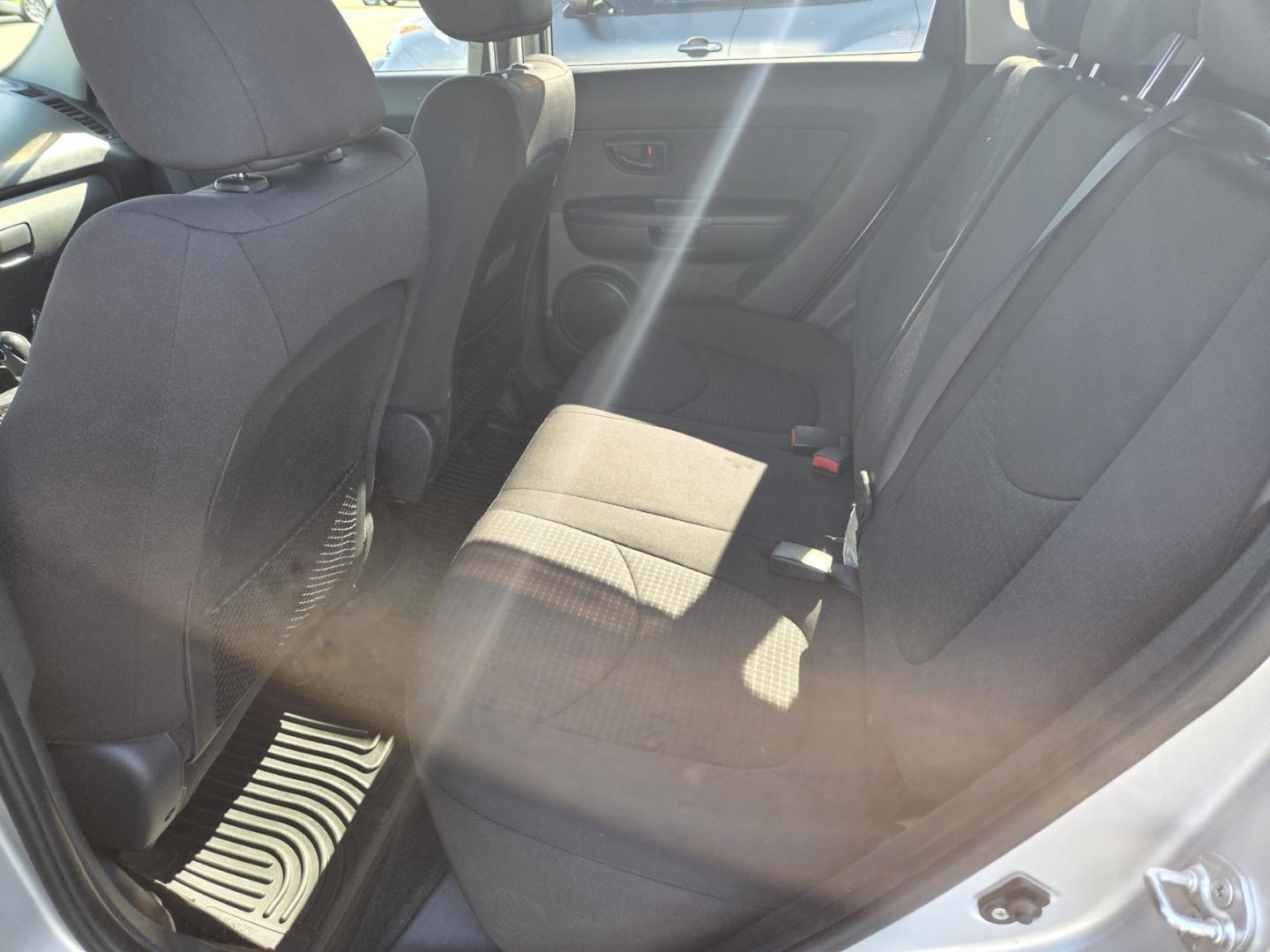 2013 SILVER /Black Kia Soul Base (KNDJT2A53D7) with an 1.6L L4 DOHC 16V engine, 5-Speed Manual transmission, located at 1221 Madison St., Shelbyville, TN, 37160, (931) 680-9439, 0.000000, 0.000000 - Photo#4