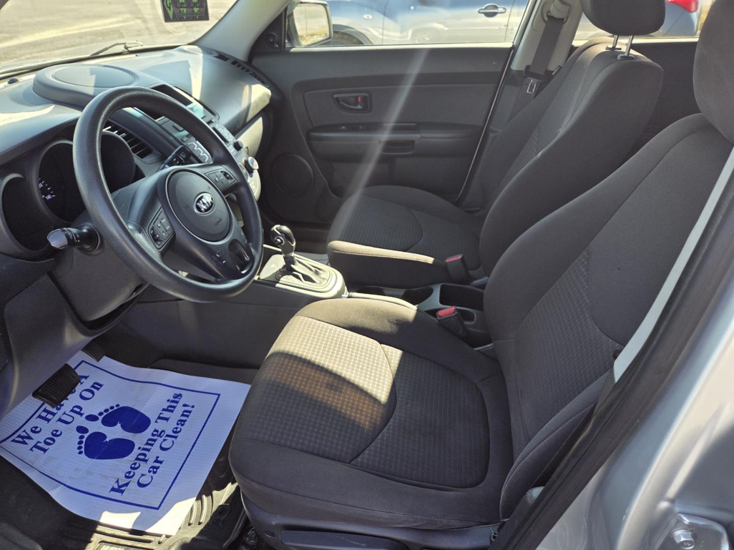 2013 SILVER /Black Kia Soul Base (KNDJT2A53D7) with an 1.6L L4 DOHC 16V engine, 5-Speed Manual transmission, located at 1221 Madison St., Shelbyville, TN, 37160, (931) 680-9439, 0.000000, 0.000000 - Photo#5