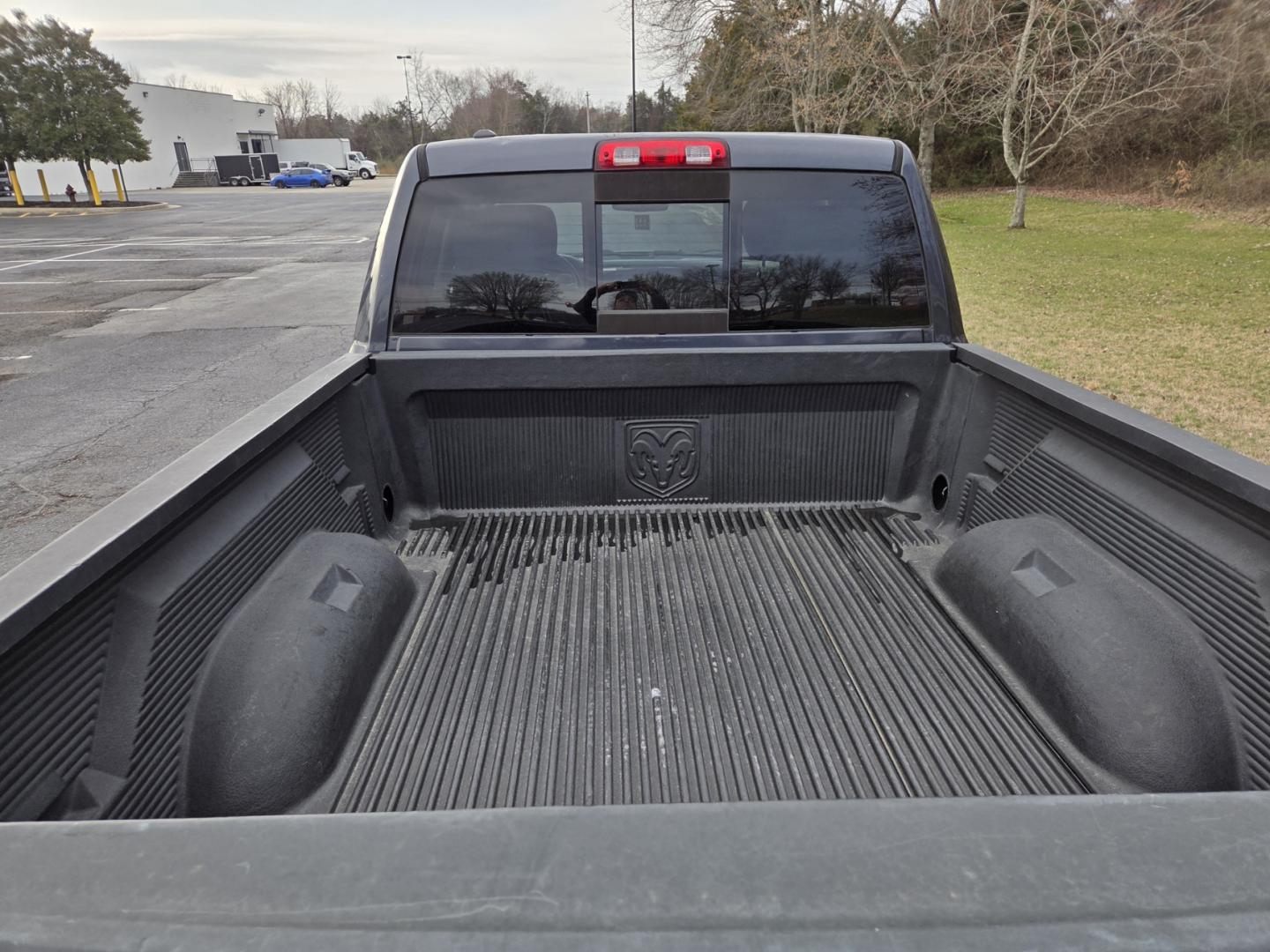 2016 Gray /Gray RAM 1500 SLT Quad Cab 4WD (1C6RR7GG3GS) with an 3.6L V6 DOHC 24V FFV engine, 6A transmission, located at 1221 Madison St., Shelbyville, TN, 37160, (931) 680-9439, 0.000000, 0.000000 - Photo#3