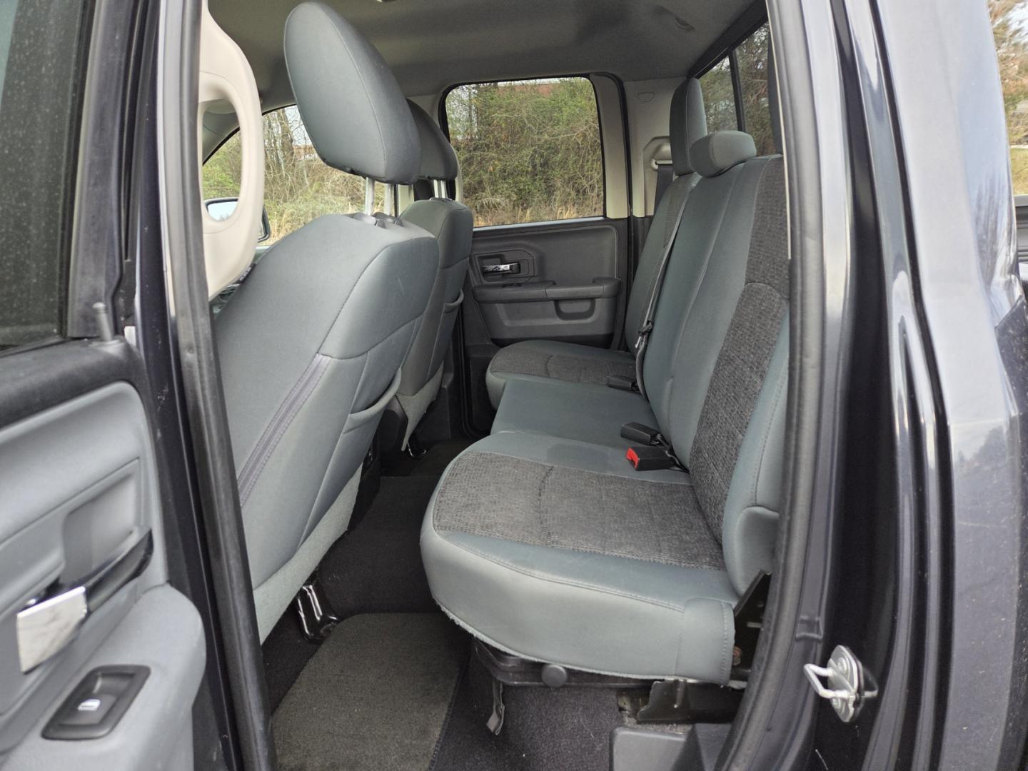 2016 Gray /Gray RAM 1500 SLT Quad Cab 4WD (1C6RR7GG3GS) with an 3.6L V6 DOHC 24V FFV engine, 6A transmission, located at 1221 Madison St., Shelbyville, TN, 37160, (931) 680-9439, 0.000000, 0.000000 - Photo#4