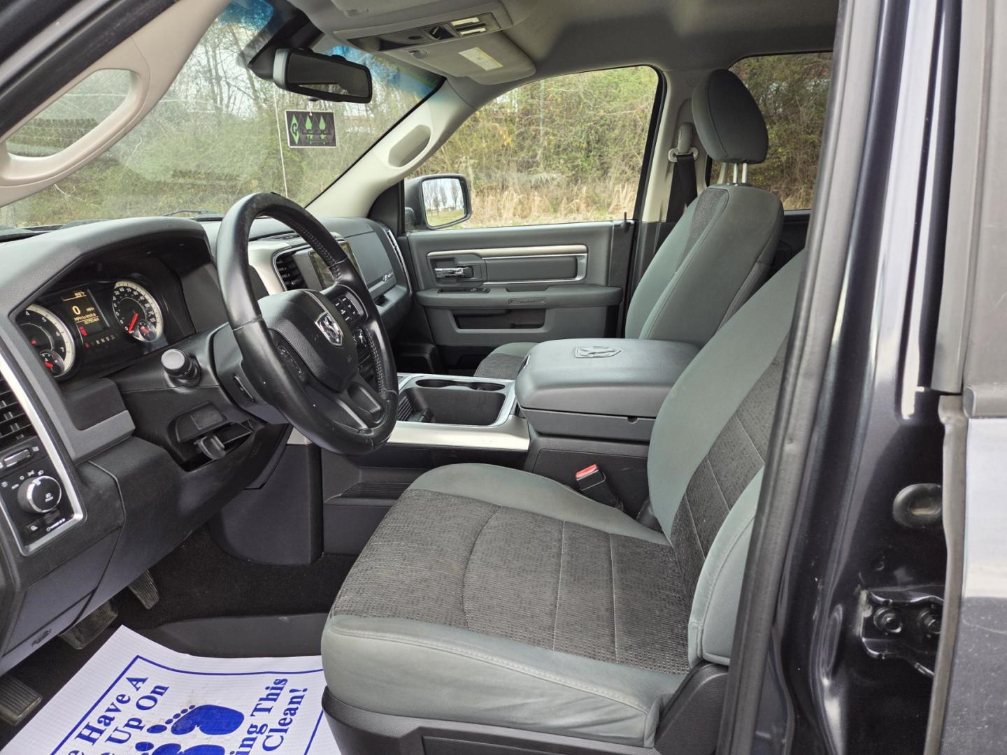 2016 Gray /Gray RAM 1500 SLT Quad Cab 4WD (1C6RR7GG3GS) with an 3.6L V6 DOHC 24V FFV engine, 6A transmission, located at 1221 Madison St., Shelbyville, TN, 37160, (931) 680-9439, 0.000000, 0.000000 - Photo#5