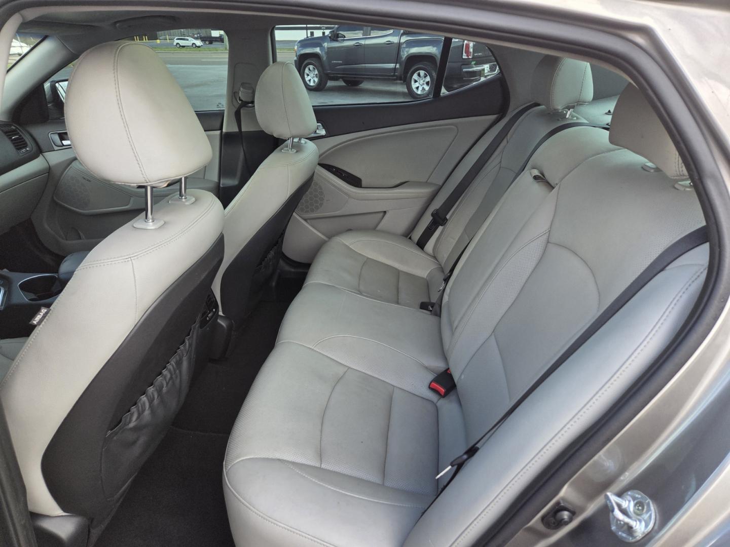 2015 SILVER /Gray Kia Optima EX (5XXGN4A77FG) with an 2.4L L4 DOHC 16V engine, 6-Speed Automatic transmission, located at 1221 Madison St., Shelbyville, TN, 37160, (931) 680-9439, 0.000000, 0.000000 - Photo#4