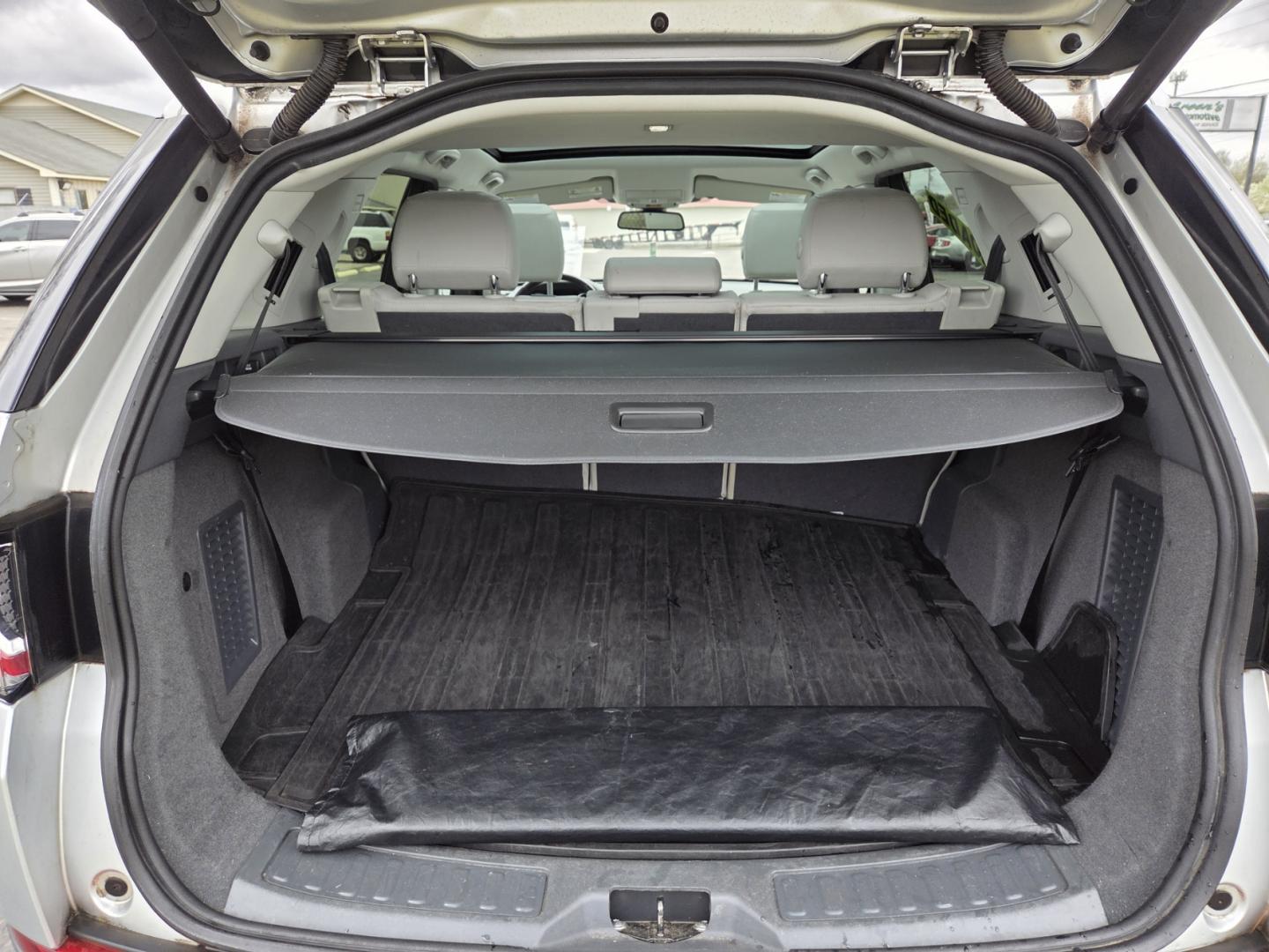 2016 SILVER /White Land Rover Discovery Sport HSE (SALCR2BGXGH) with an 2.0L L4 engine, 9A transmission, located at 1221 Madison St., Shelbyville, TN, 37160, (931) 680-9439, 0.000000, 0.000000 - Photo#3