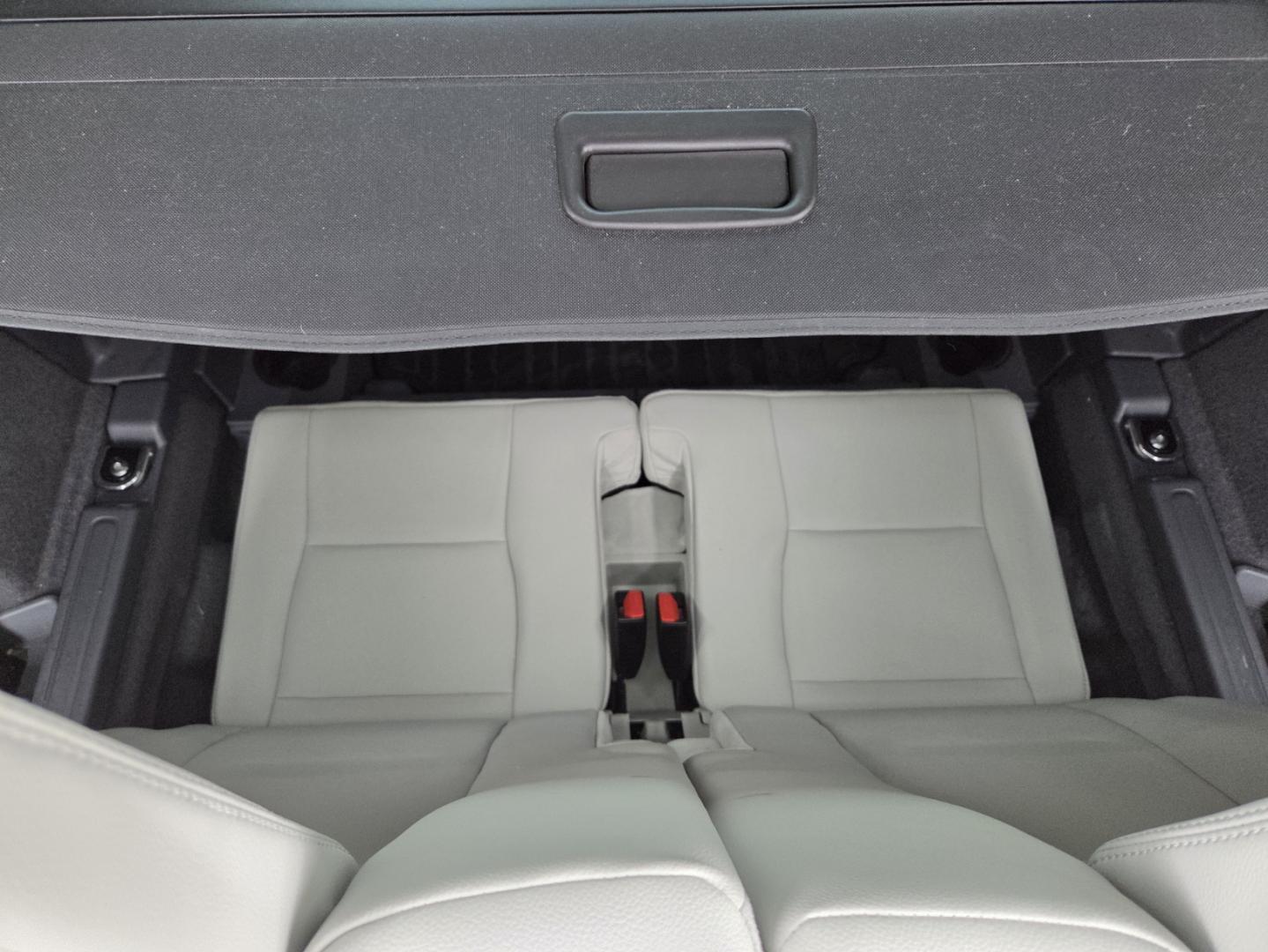 2016 SILVER /White Land Rover Discovery Sport HSE (SALCR2BGXGH) with an 2.0L L4 engine, 9A transmission, located at 1221 Madison St., Shelbyville, TN, 37160, (931) 680-9439, 0.000000, 0.000000 - Photo#4