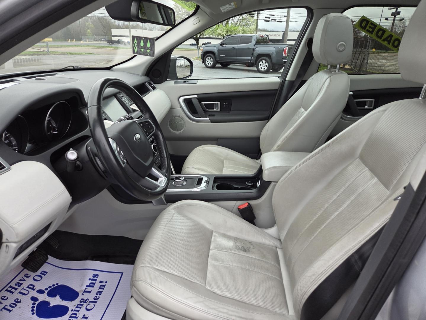 2016 SILVER /White Land Rover Discovery Sport HSE (SALCR2BGXGH) with an 2.0L L4 engine, 9A transmission, located at 1221 Madison St., Shelbyville, TN, 37160, (931) 680-9439, 0.000000, 0.000000 - Photo#6