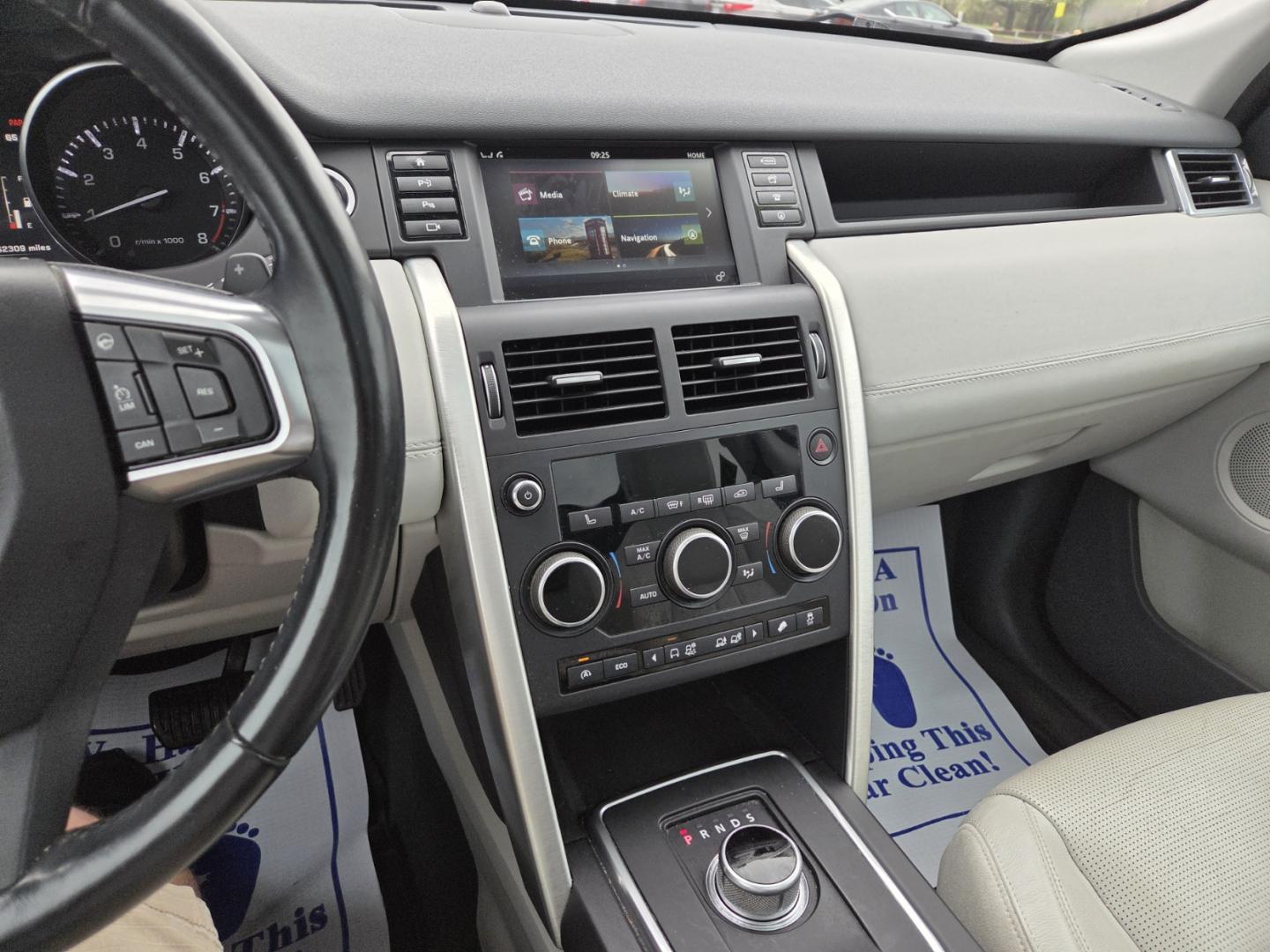 2016 SILVER /White Land Rover Discovery Sport HSE (SALCR2BGXGH) with an 2.0L L4 engine, 9A transmission, located at 1221 Madison St., Shelbyville, TN, 37160, (931) 680-9439, 0.000000, 0.000000 - Photo#8