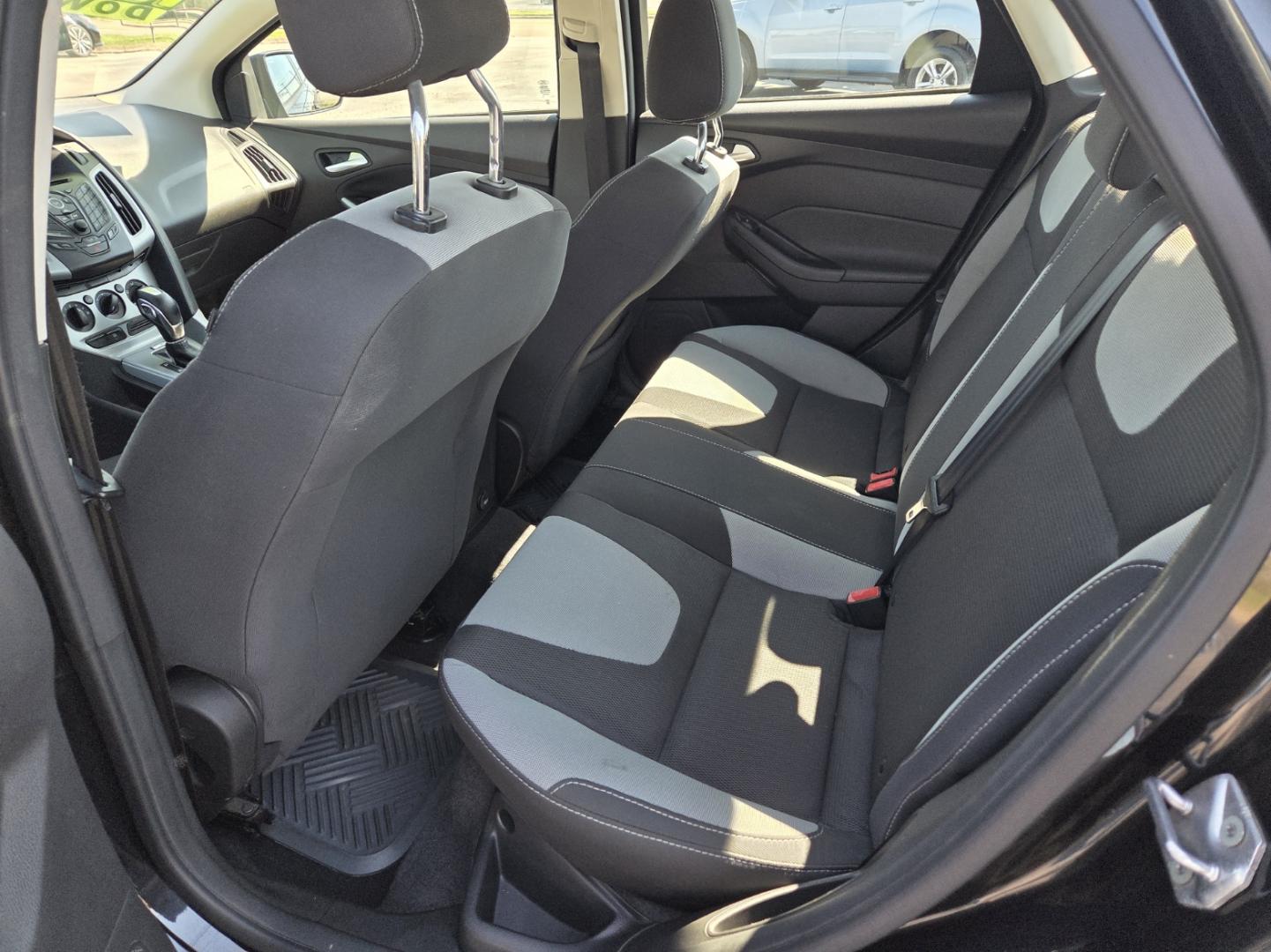 2012 BLACK /Black Ford Focus SE Sedan (1FAHP3F28CL) with an 2.0L L4 DOHC 16V engine, Automatic transmission, located at 1221 Madison St., Shelbyville, TN, 37160, (931) 680-9439, 0.000000, 0.000000 - Photo#4