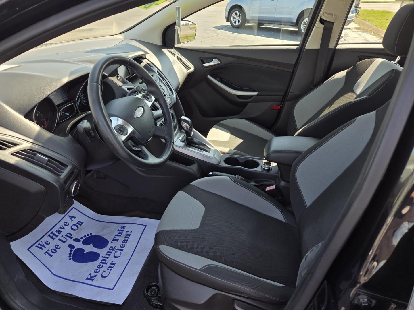 2012 BLACK /Black Ford Focus SE Sedan (1FAHP3F28CL) with an 2.0L L4 DOHC 16V engine, Automatic transmission, located at 1221 Madison St., Shelbyville, TN, 37160, (931) 680-9439, 0.000000, 0.000000 - Photo#5