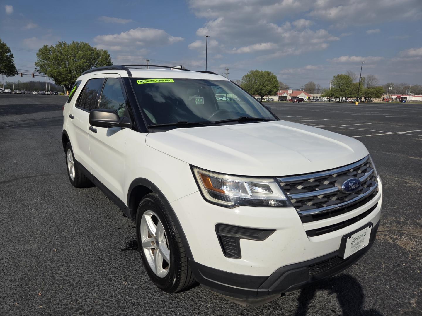 2018 WHITE /Beige Ford Explorer Base FWD (1FM5K7B8XJG) with an 3.5L V6 DOHC 24V engine, 6A transmission, located at 1221 Madison St., Shelbyville, TN, 37160, (931) 680-9439, 0.000000, 0.000000 - Photo#1