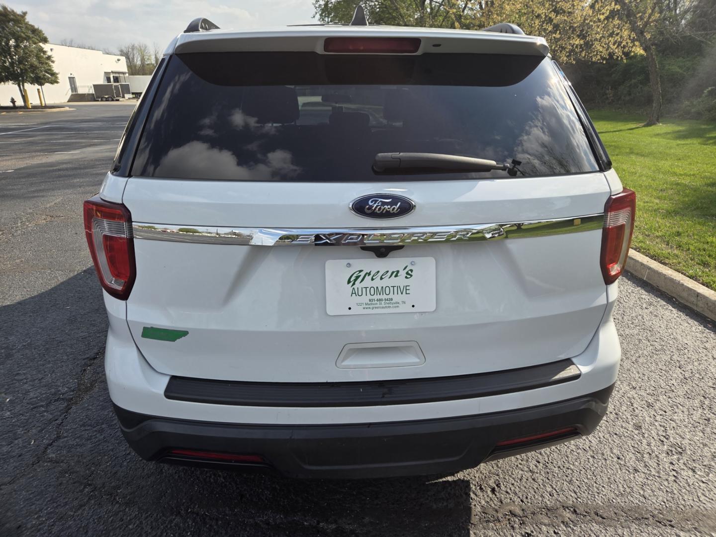 2018 WHITE /Beige Ford Explorer Base FWD (1FM5K7B8XJG) with an 3.5L V6 DOHC 24V engine, 6A transmission, located at 1221 Madison St., Shelbyville, TN, 37160, (931) 680-9439, 0.000000, 0.000000 - Photo#2