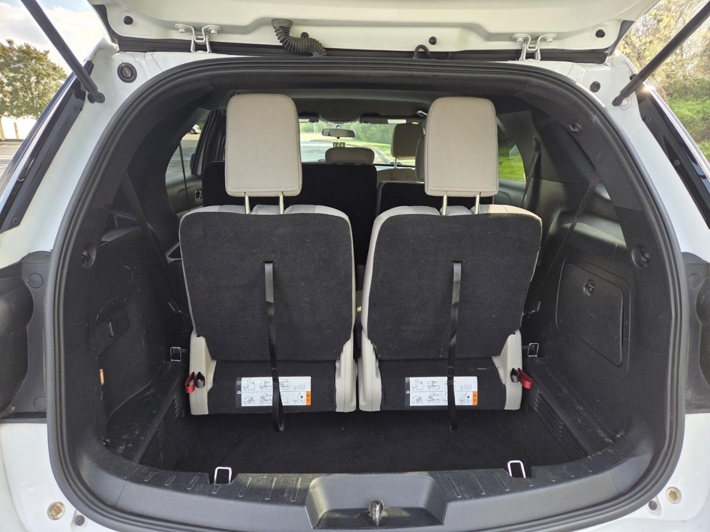 2018 WHITE /Beige Ford Explorer Base FWD (1FM5K7B8XJG) with an 3.5L V6 DOHC 24V engine, 6A transmission, located at 1221 Madison St., Shelbyville, TN, 37160, (931) 680-9439, 0.000000, 0.000000 - Photo#3