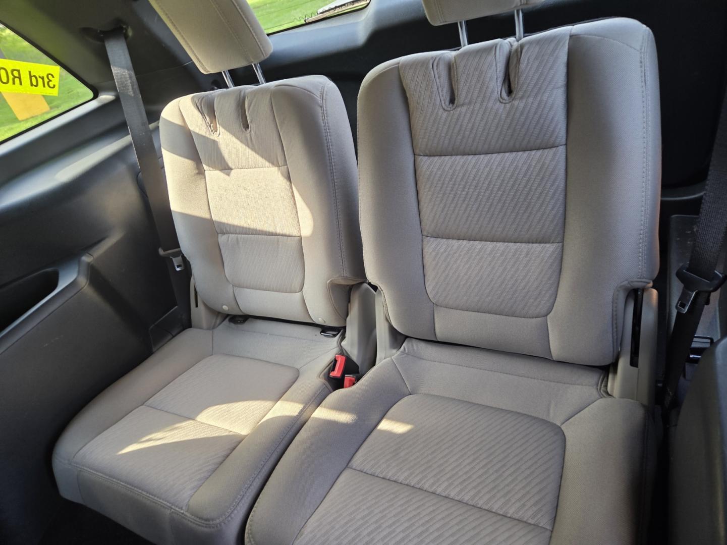 2018 WHITE /Beige Ford Explorer Base FWD (1FM5K7B8XJG) with an 3.5L V6 DOHC 24V engine, 6A transmission, located at 1221 Madison St., Shelbyville, TN, 37160, (931) 680-9439, 0.000000, 0.000000 - Photo#4