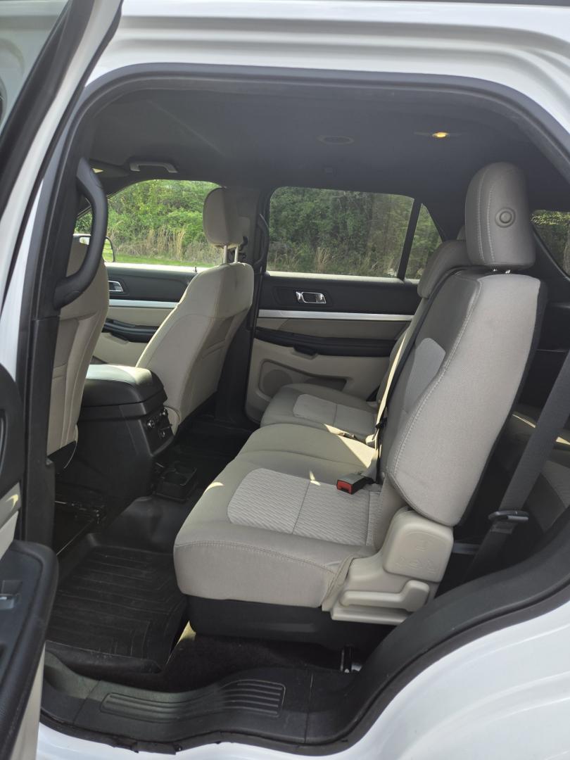 2018 WHITE /Beige Ford Explorer Base FWD (1FM5K7B8XJG) with an 3.5L V6 DOHC 24V engine, 6A transmission, located at 1221 Madison St., Shelbyville, TN, 37160, (931) 680-9439, 0.000000, 0.000000 - Photo#5