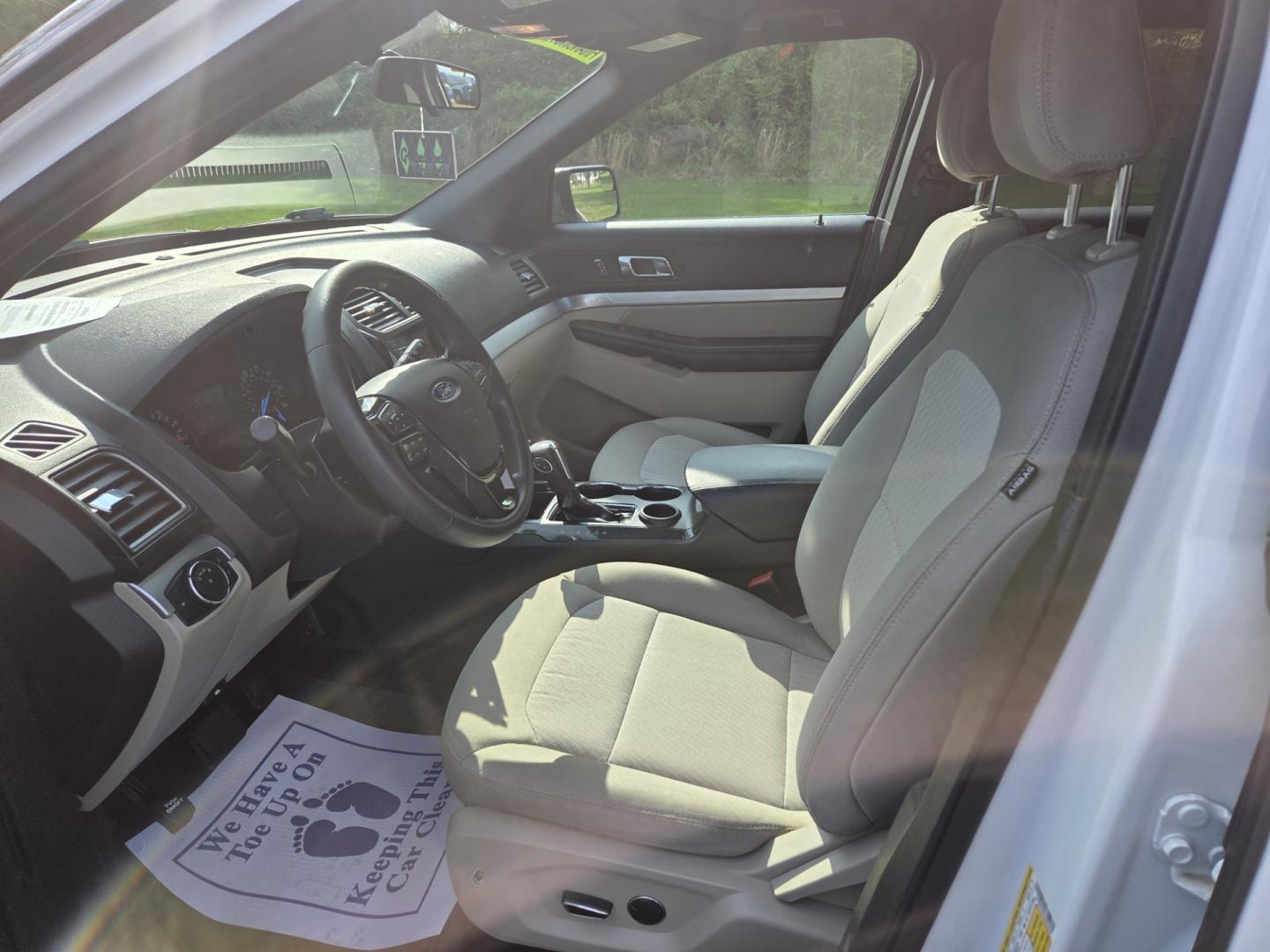 2018 WHITE /Beige Ford Explorer Base FWD (1FM5K7B8XJG) with an 3.5L V6 DOHC 24V engine, 6A transmission, located at 1221 Madison St., Shelbyville, TN, 37160, (931) 680-9439, 0.000000, 0.000000 - Photo#6