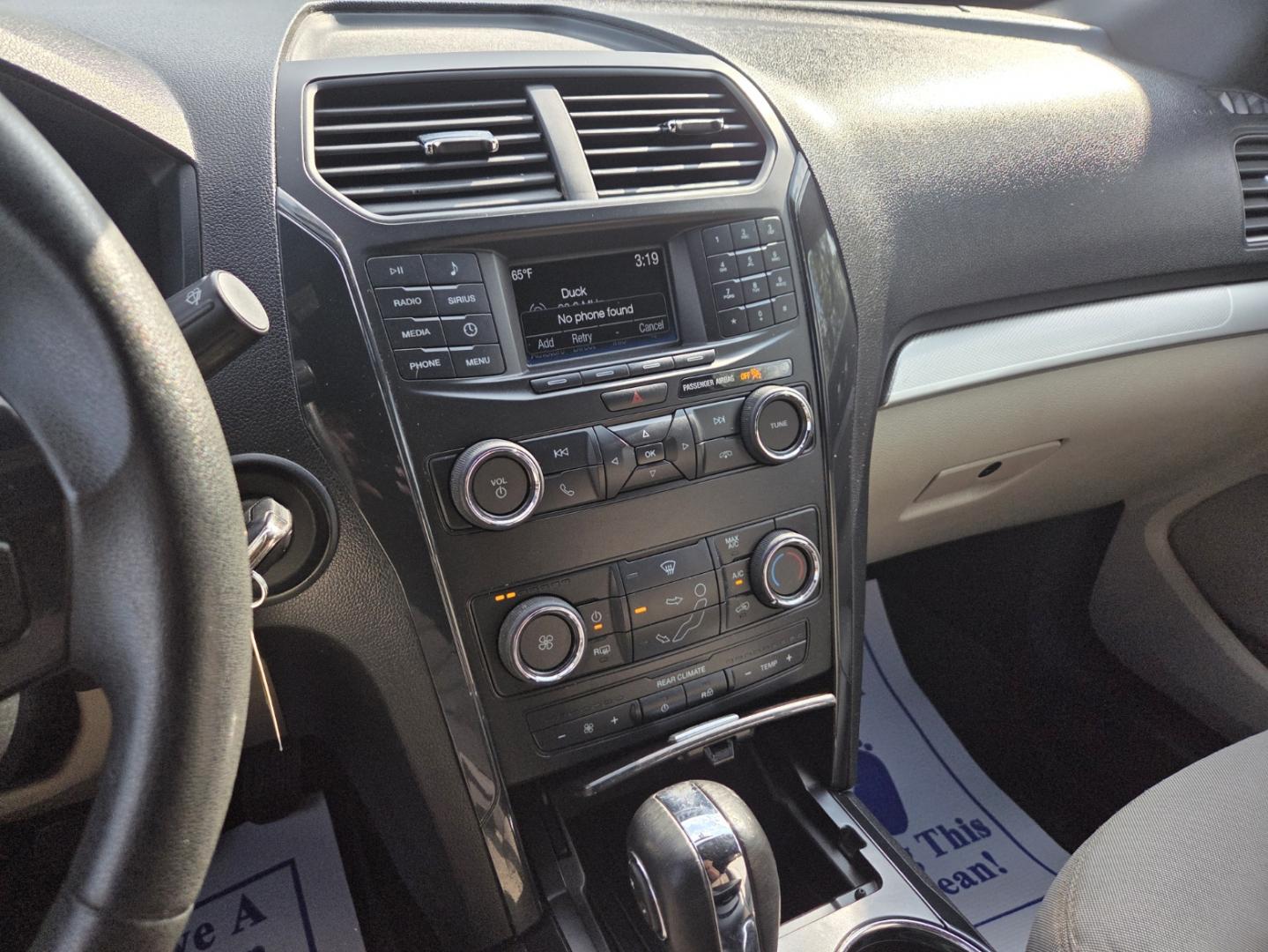 2018 WHITE /Beige Ford Explorer Base FWD (1FM5K7B8XJG) with an 3.5L V6 DOHC 24V engine, 6A transmission, located at 1221 Madison St., Shelbyville, TN, 37160, (931) 680-9439, 0.000000, 0.000000 - Photo#7