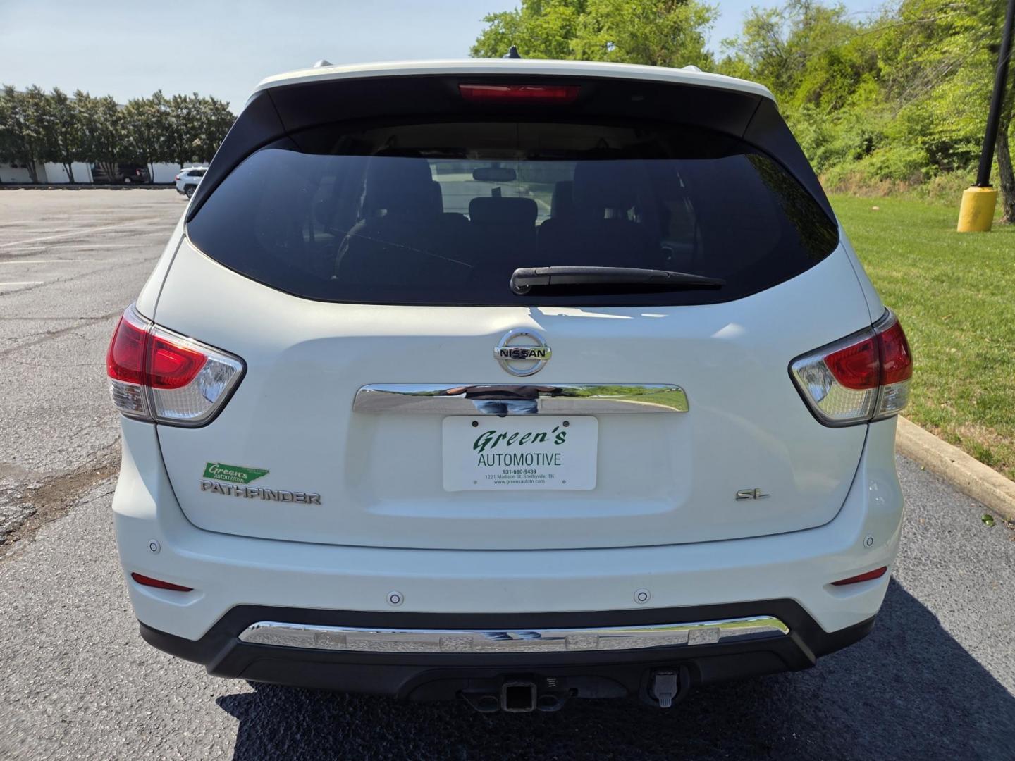 2014 WHITE /Beige Nissan Pathfinder SL 2WD (5N1AR2MN2EC) with an 3.5L V6 DOHC 24V engine, Continuously Variable Transmission transmission, located at 1221 Madison St., Shelbyville, TN, 37160, (931) 680-9439, 0.000000, 0.000000 - Photo#2