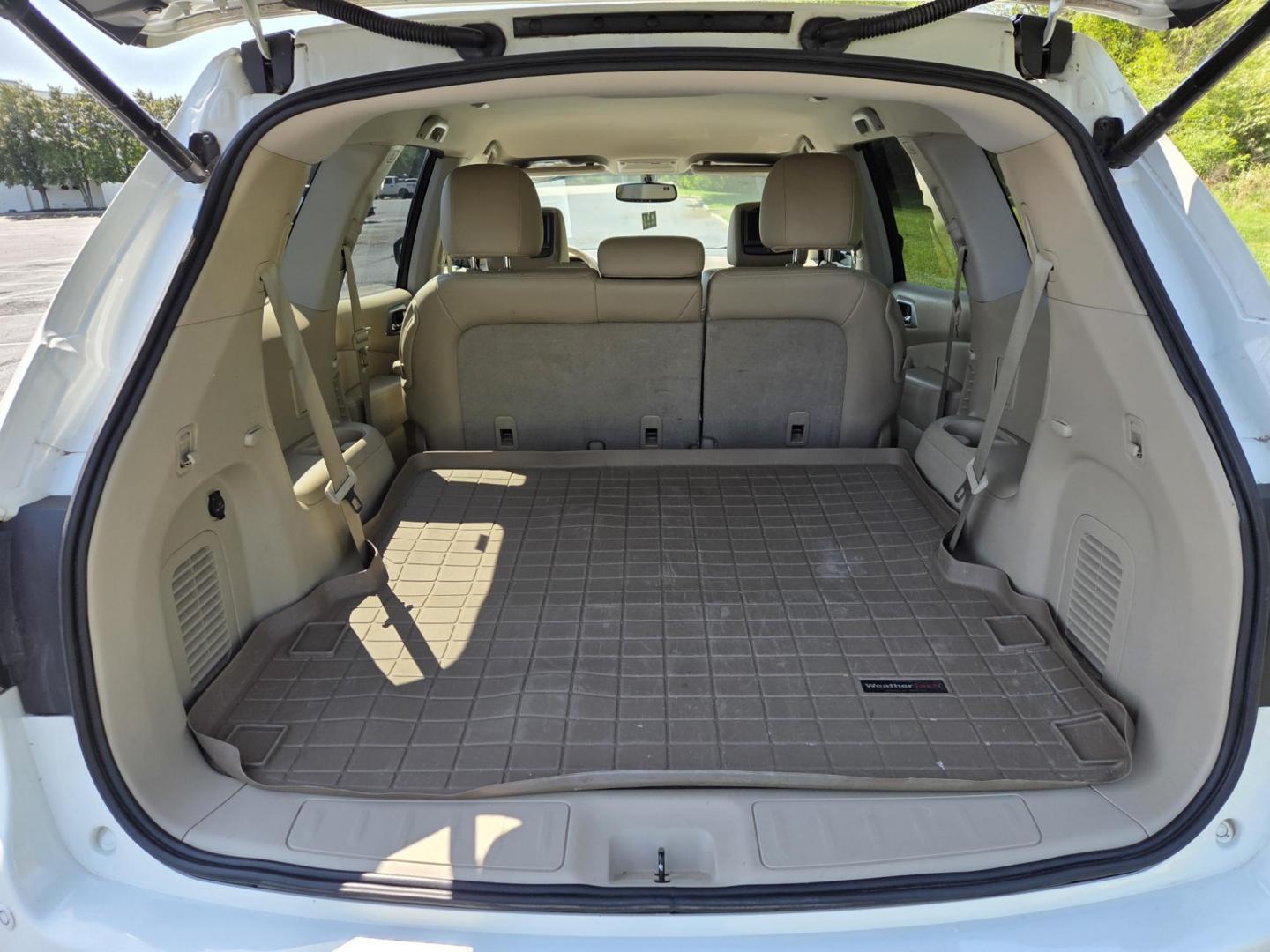 2014 WHITE /Beige Nissan Pathfinder SL 2WD (5N1AR2MN2EC) with an 3.5L V6 DOHC 24V engine, Continuously Variable Transmission transmission, located at 1221 Madison St., Shelbyville, TN, 37160, (931) 680-9439, 0.000000, 0.000000 - Photo#3