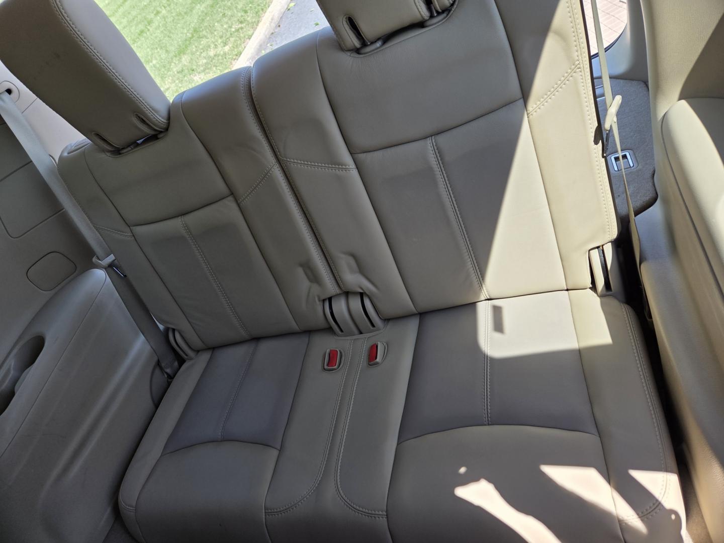 2014 WHITE /Beige Nissan Pathfinder SL 2WD (5N1AR2MN2EC) with an 3.5L V6 DOHC 24V engine, Continuously Variable Transmission transmission, located at 1221 Madison St., Shelbyville, TN, 37160, (931) 680-9439, 0.000000, 0.000000 - Photo#5