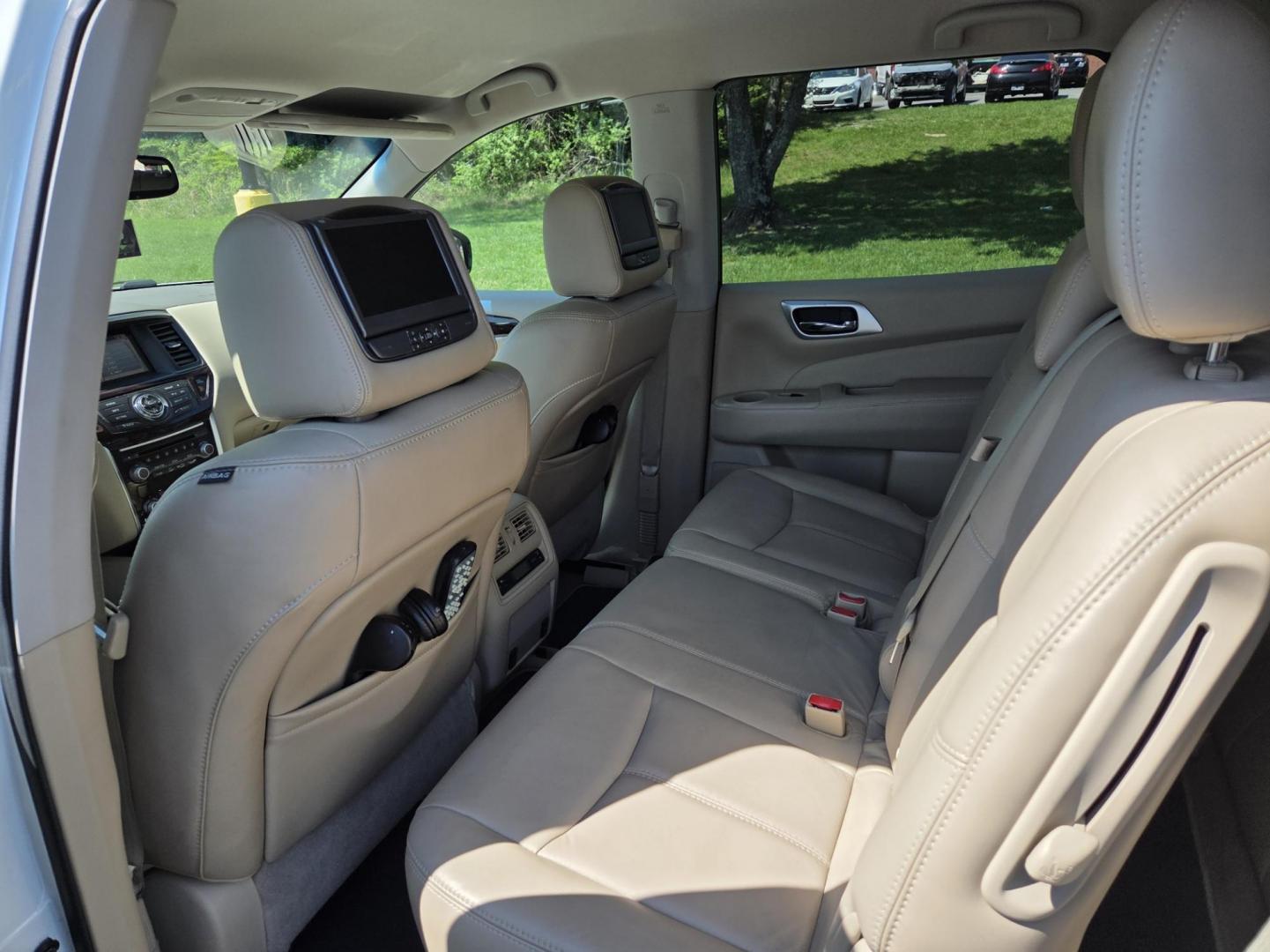 2014 WHITE /Beige Nissan Pathfinder SL 2WD (5N1AR2MN2EC) with an 3.5L V6 DOHC 24V engine, Continuously Variable Transmission transmission, located at 1221 Madison St., Shelbyville, TN, 37160, (931) 680-9439, 0.000000, 0.000000 - Photo#6