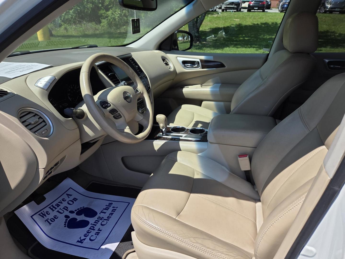 2014 WHITE /Beige Nissan Pathfinder SL 2WD (5N1AR2MN2EC) with an 3.5L V6 DOHC 24V engine, Continuously Variable Transmission transmission, located at 1221 Madison St., Shelbyville, TN, 37160, (931) 680-9439, 0.000000, 0.000000 - Photo#7