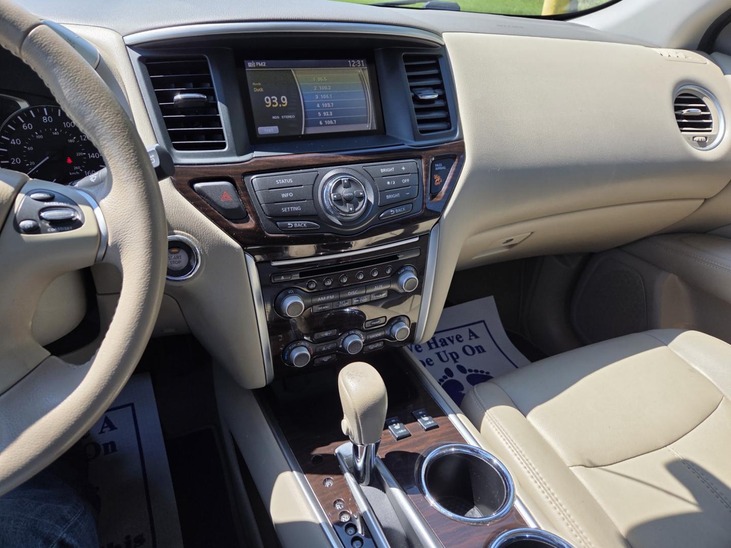 2014 WHITE /Beige Nissan Pathfinder SL 2WD (5N1AR2MN2EC) with an 3.5L V6 DOHC 24V engine, Continuously Variable Transmission transmission, located at 1221 Madison St., Shelbyville, TN, 37160, (931) 680-9439, 0.000000, 0.000000 - Photo#8