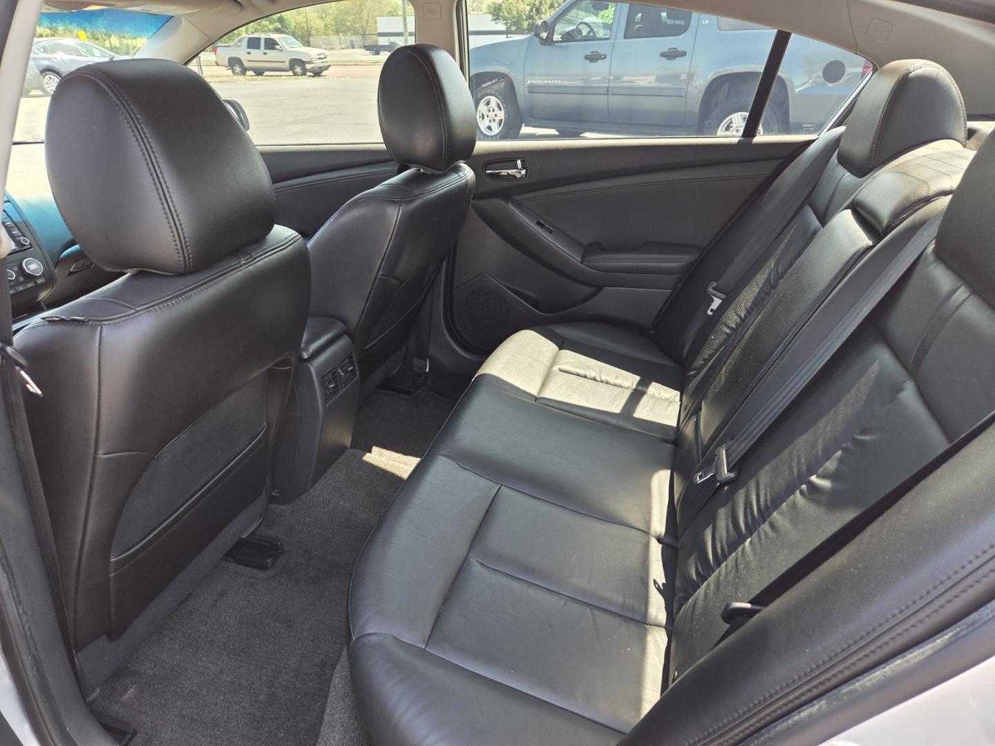 2012 SILVER /Black Nissan Altima 3.5 SR (1N4BL2AP3CC) with an 3.5L V6 DOHC 24V engine, Continuously Variable Transmission transmission, located at 1221 Madison St., Shelbyville, TN, 37160, (931) 680-9439, 0.000000, 0.000000 - Photo#4