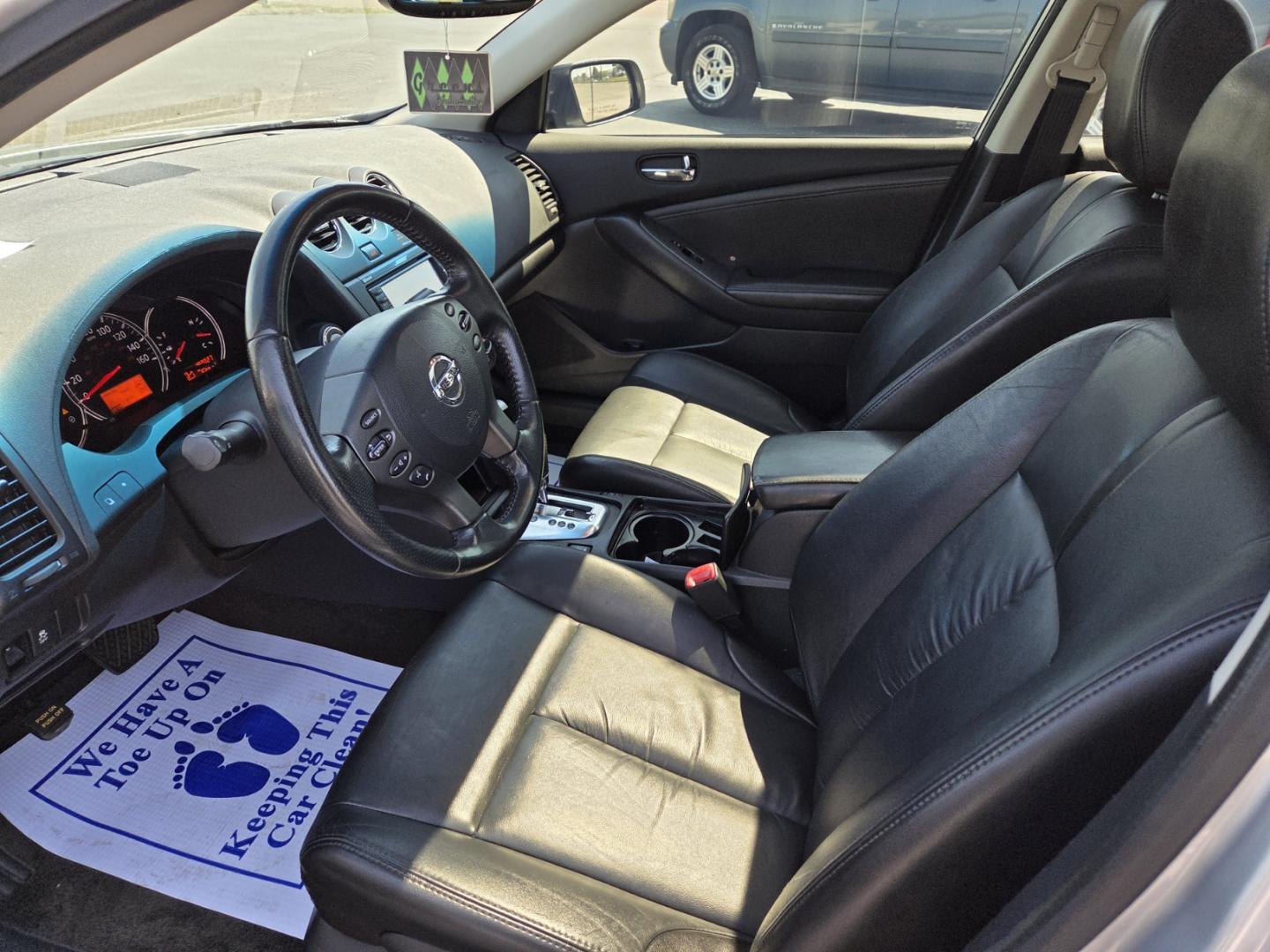 2012 SILVER /Black Nissan Altima 3.5 SR (1N4BL2AP3CC) with an 3.5L V6 DOHC 24V engine, Continuously Variable Transmission transmission, located at 1221 Madison St., Shelbyville, TN, 37160, (931) 680-9439, 0.000000, 0.000000 - Photo#5